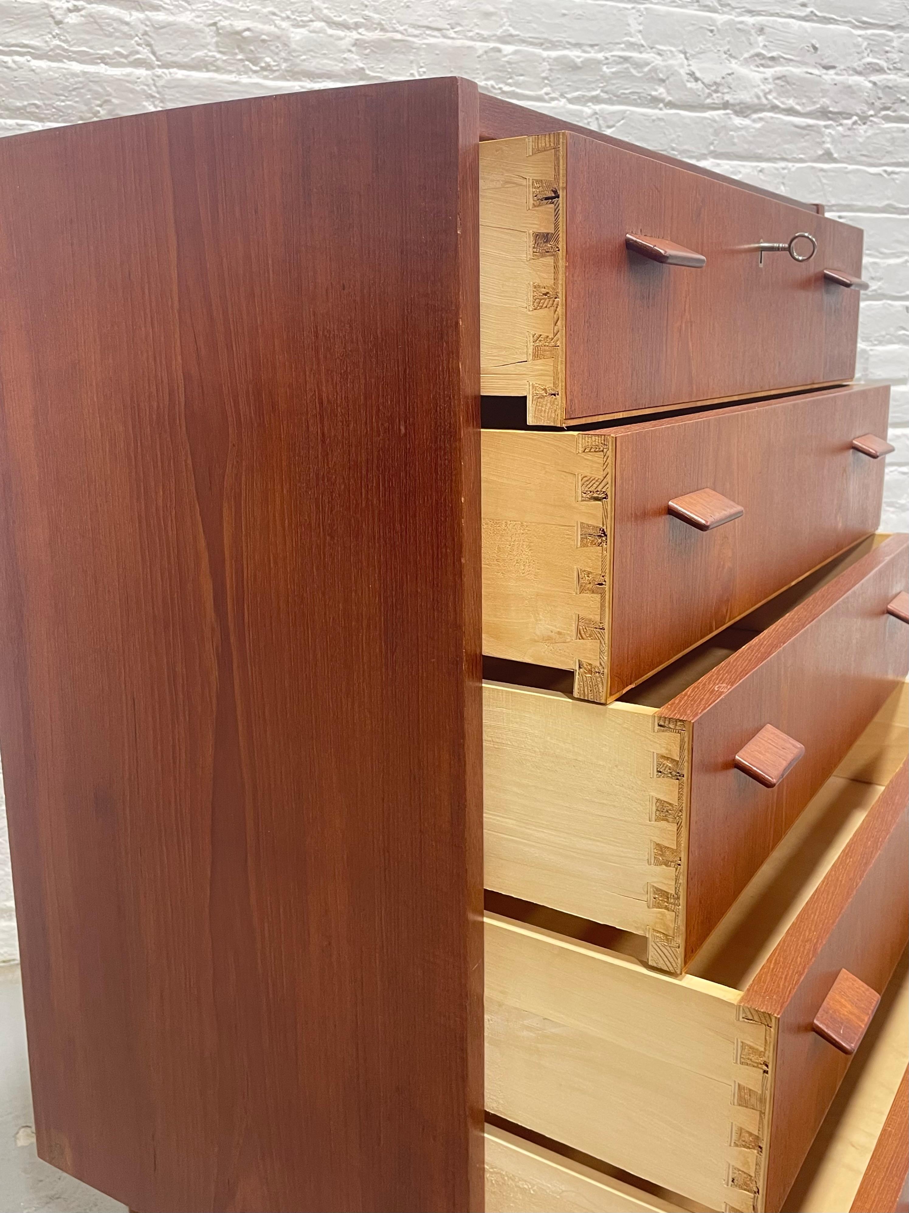 Comò in teak danese della metà del secolo scorso di Poul Volther, 1960 ca. in vendita 4