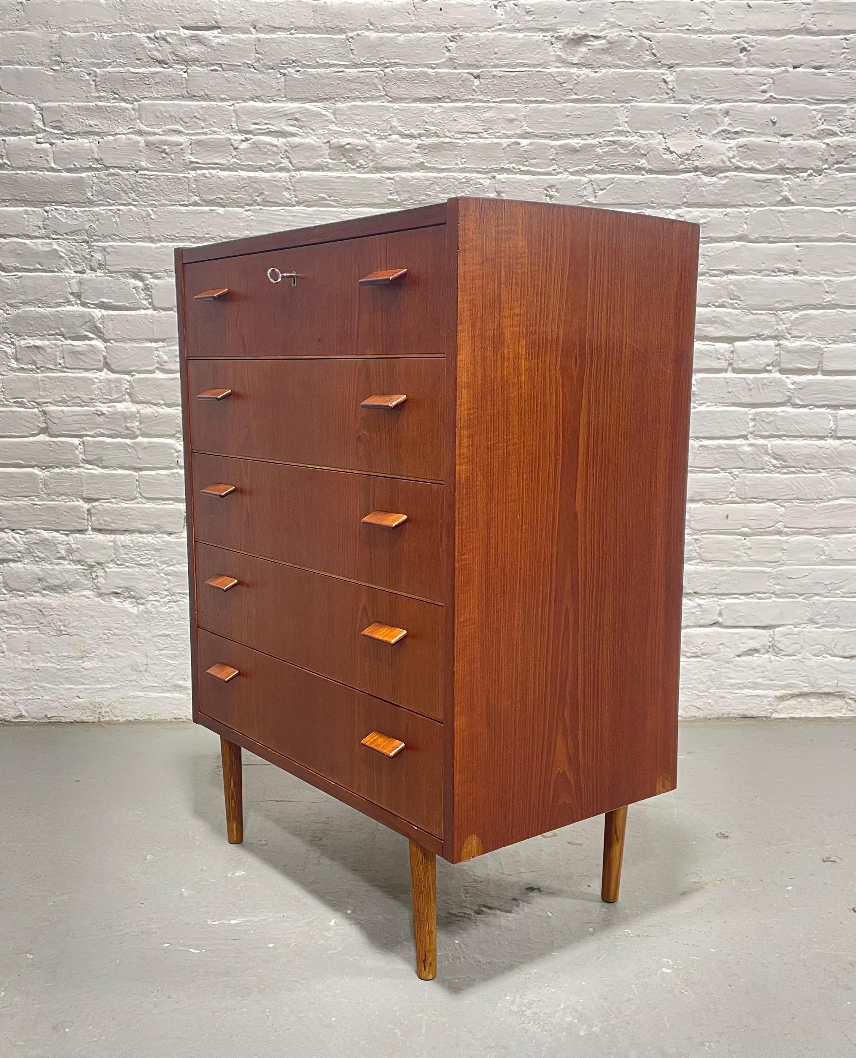 Comò in teak danese della metà del secolo scorso di Poul Volther, 1960 ca. in vendita 5