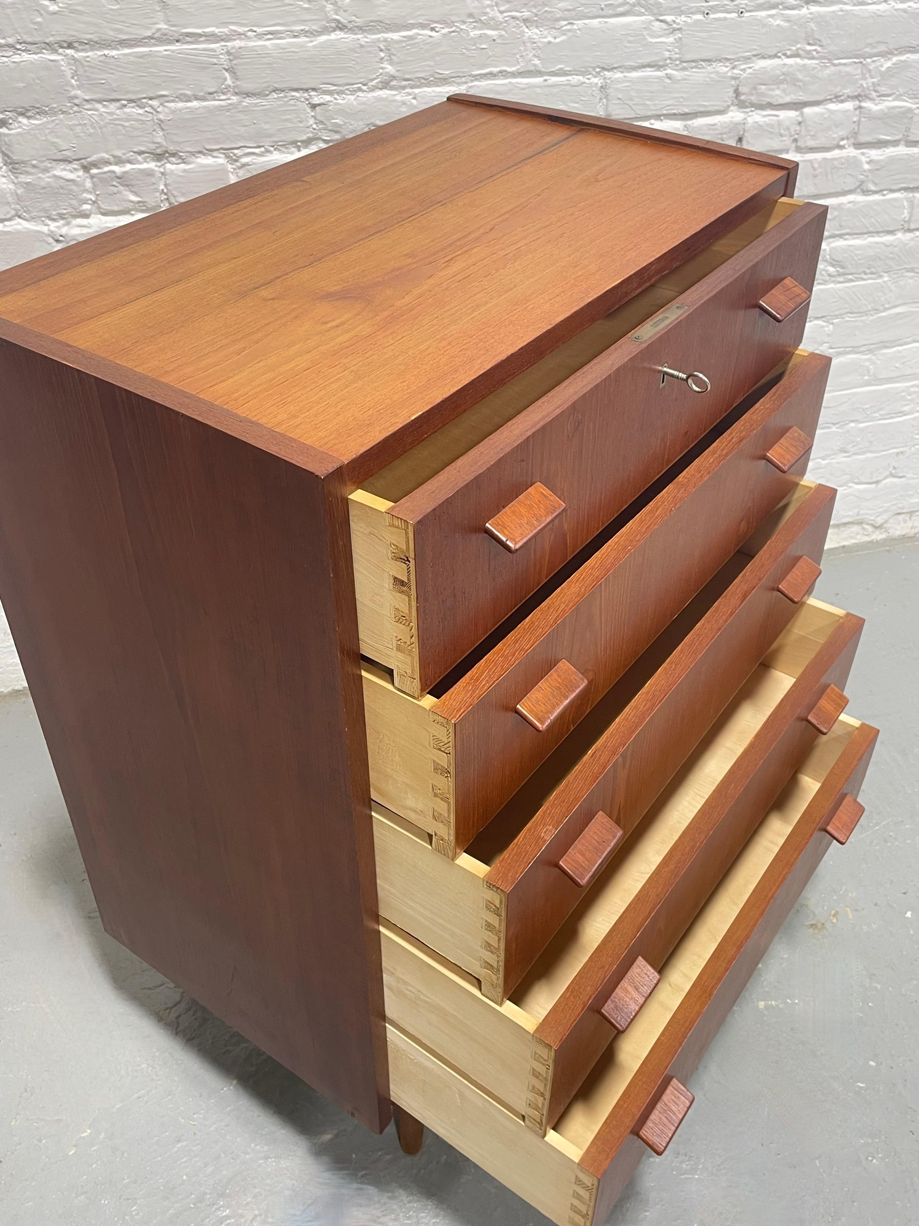 Comò in teak danese della metà del secolo scorso di Poul Volther, 1960 ca. in vendita 6