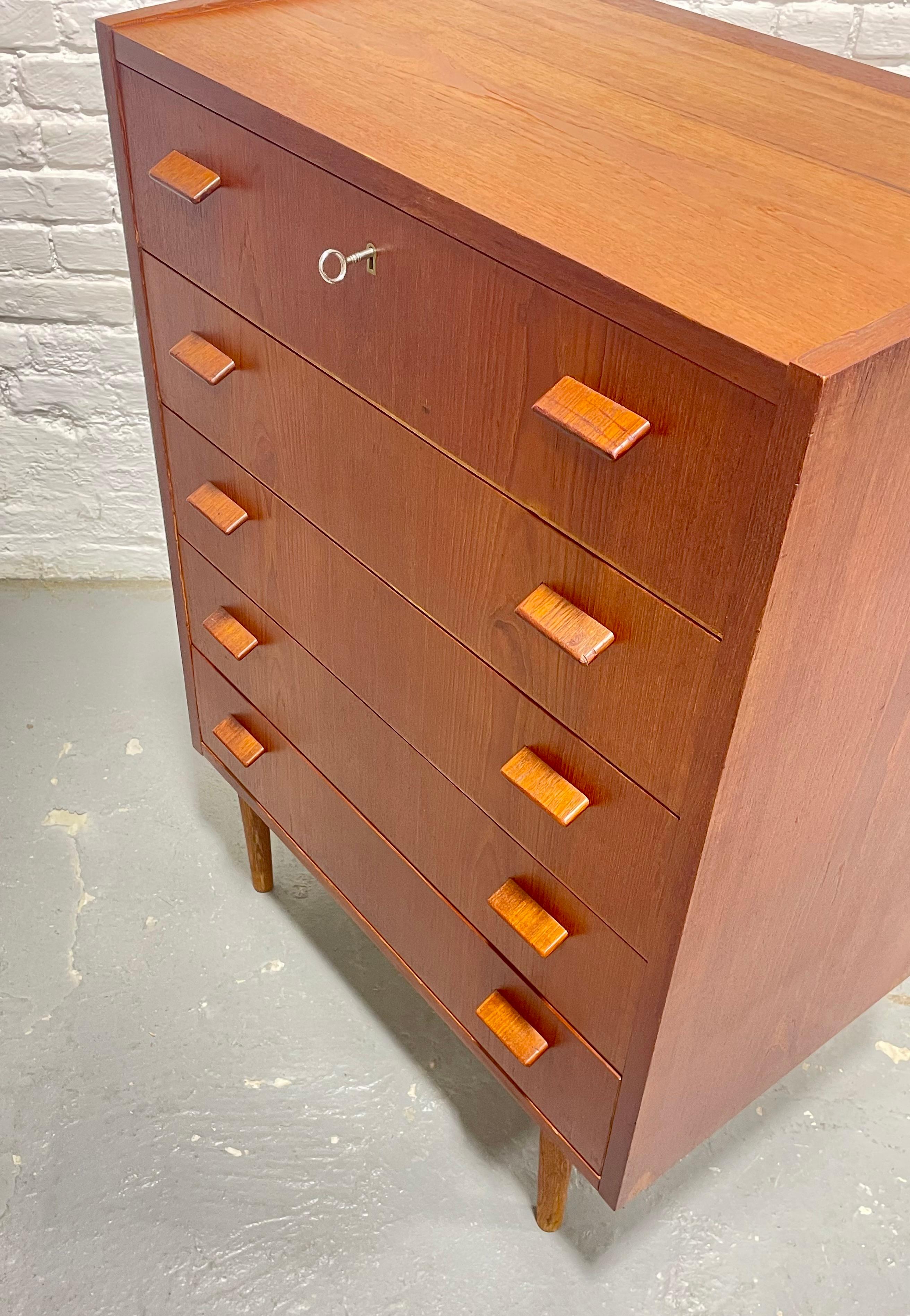 Comò in teak danese della metà del secolo scorso di Poul Volther, 1960 ca. in vendita 7