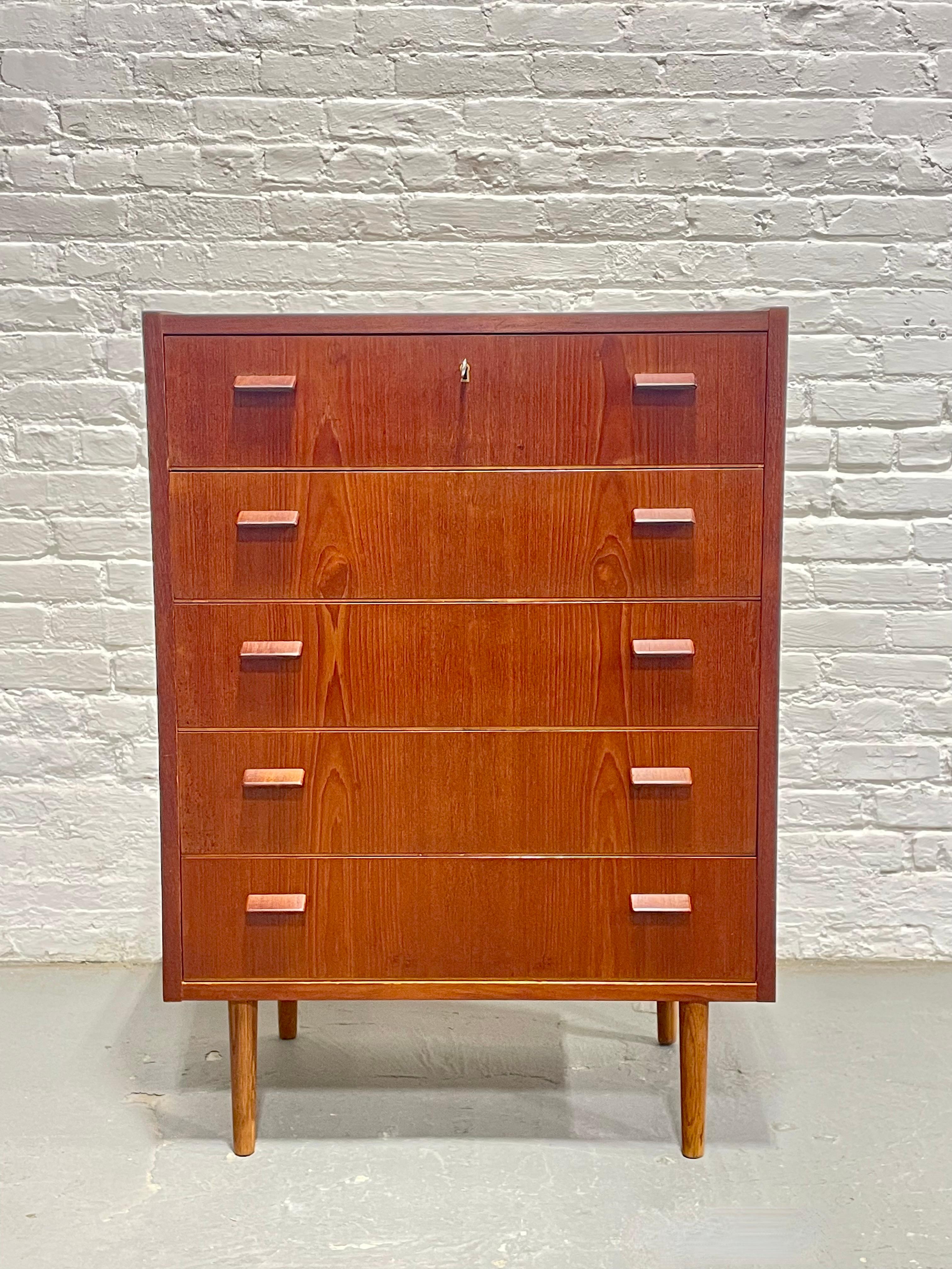 Mid-Century moderno Comò in teak danese della metà del secolo scorso di Poul Volther, 1960 ca. in vendita