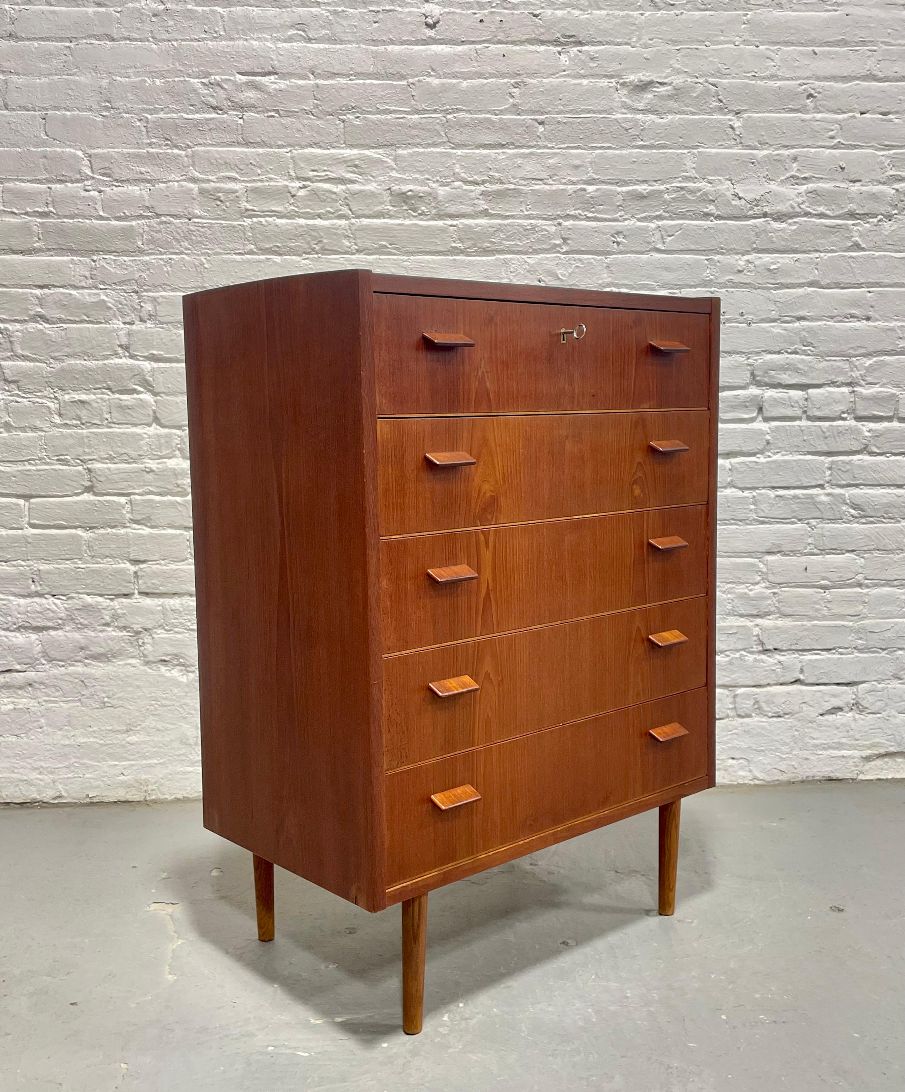 Comò in teak danese della metà del secolo scorso di Poul Volther, 1960 ca. In condizioni buone in vendita a Weehawken, NJ