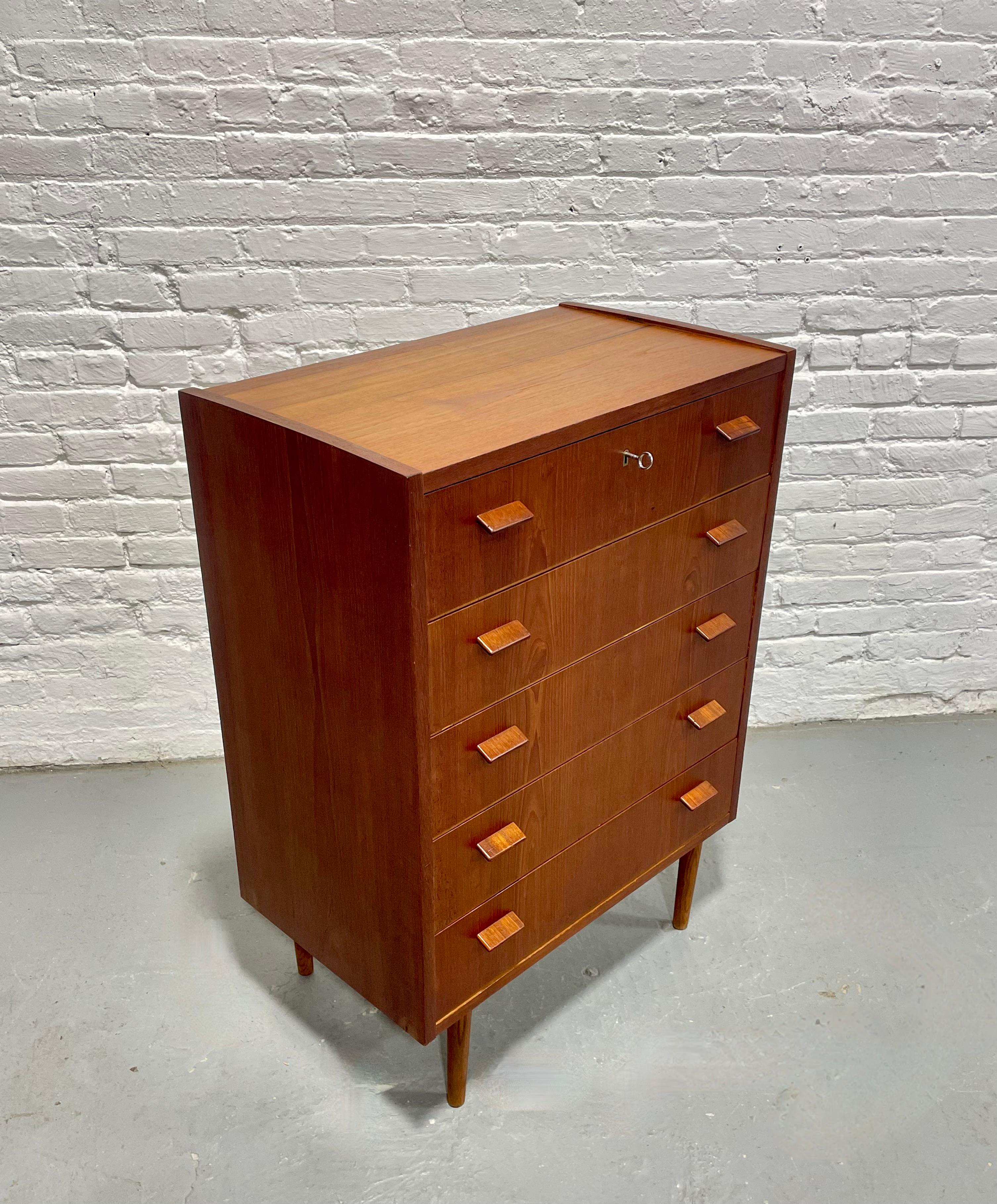 Teak Comò in teak danese della metà del secolo scorso di Poul Volther, 1960 ca. in vendita