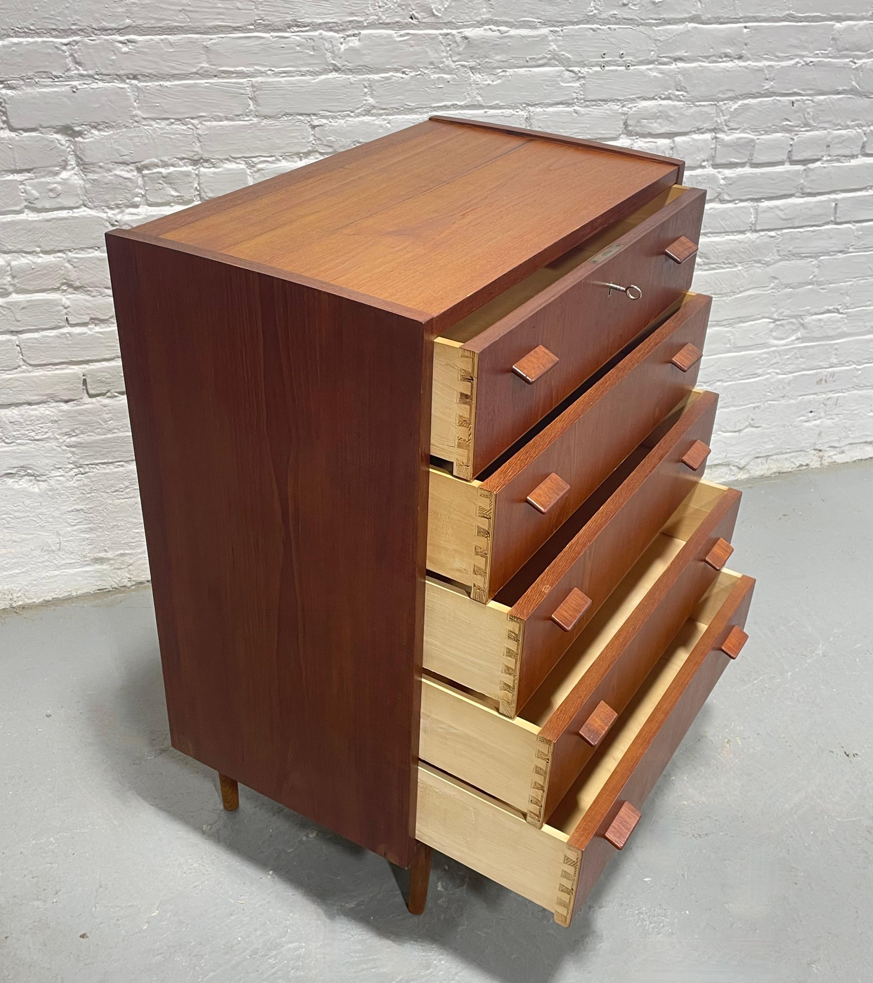 Comò in teak danese della metà del secolo scorso di Poul Volther, 1960 ca. in vendita 3