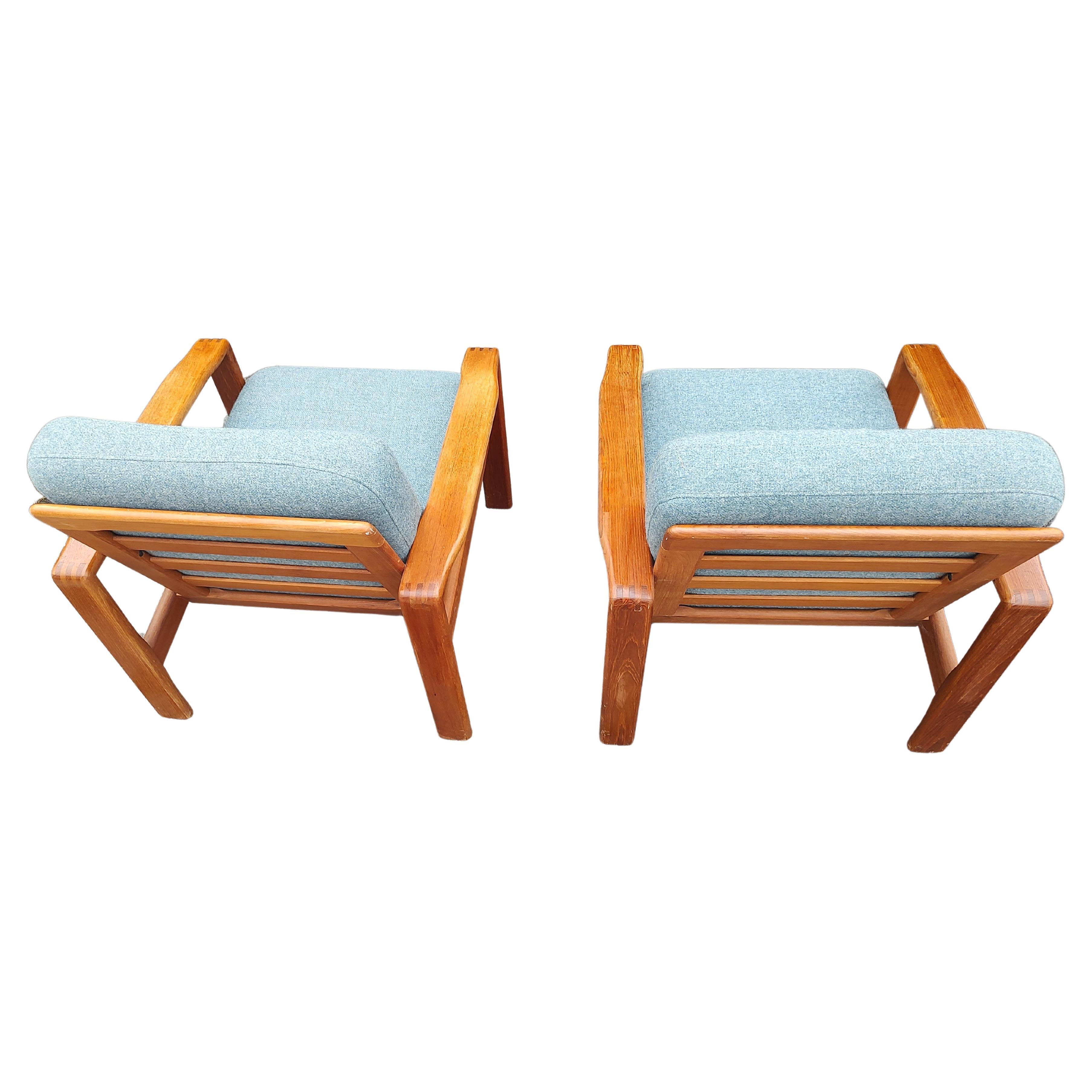 Fabuloso par de salones daneses de teca  sillones con la otomana a juego. Los cojines de las sillas son extraíbles, mientras que la tela de los pufs es fija. Los cojines están en muy buen estado, con pequeñas manchas. Las dimensiones de los otomanos
