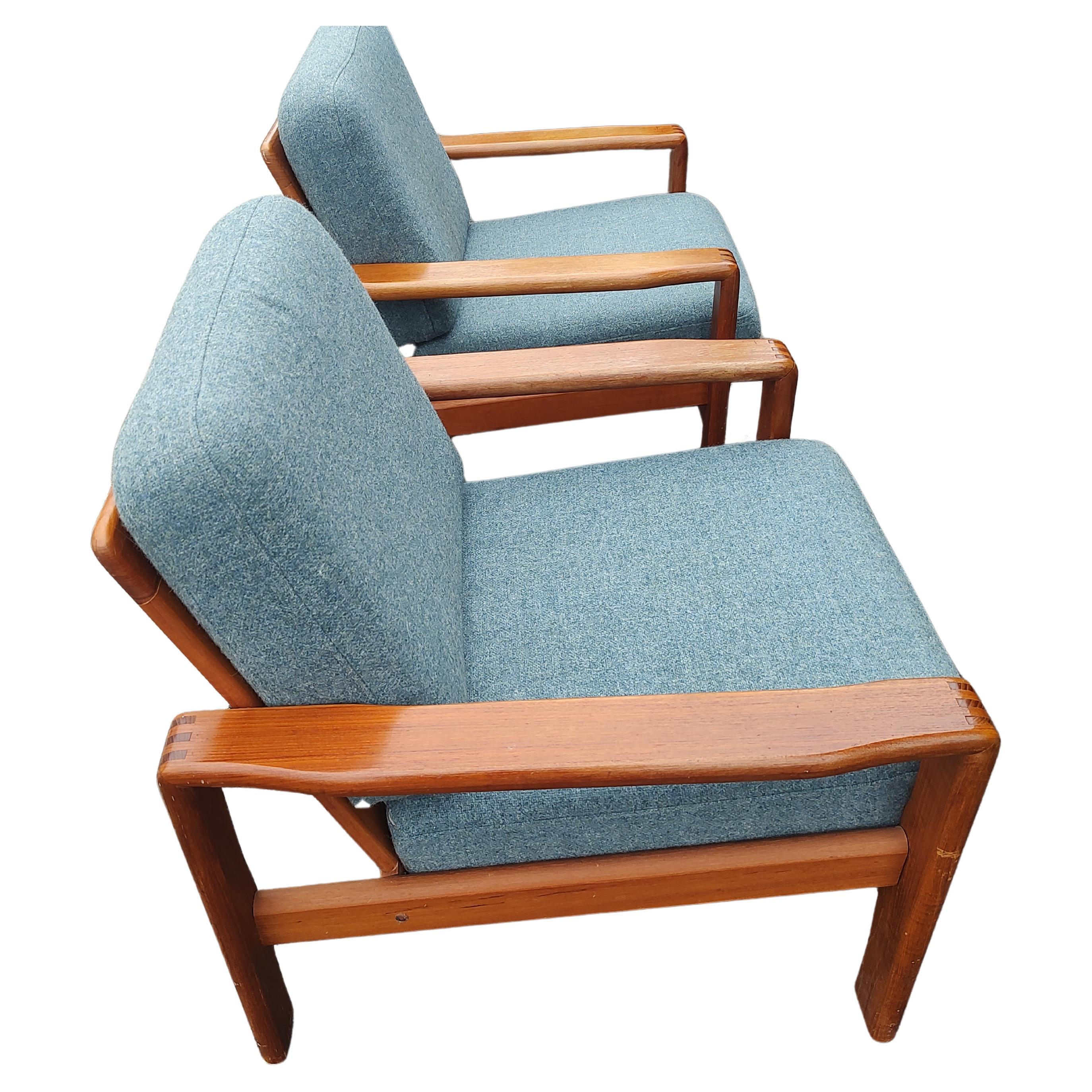 Sillones de salón daneses de teca modernos de mediados de siglo con otomana a juego Escandinavo moderno en venta