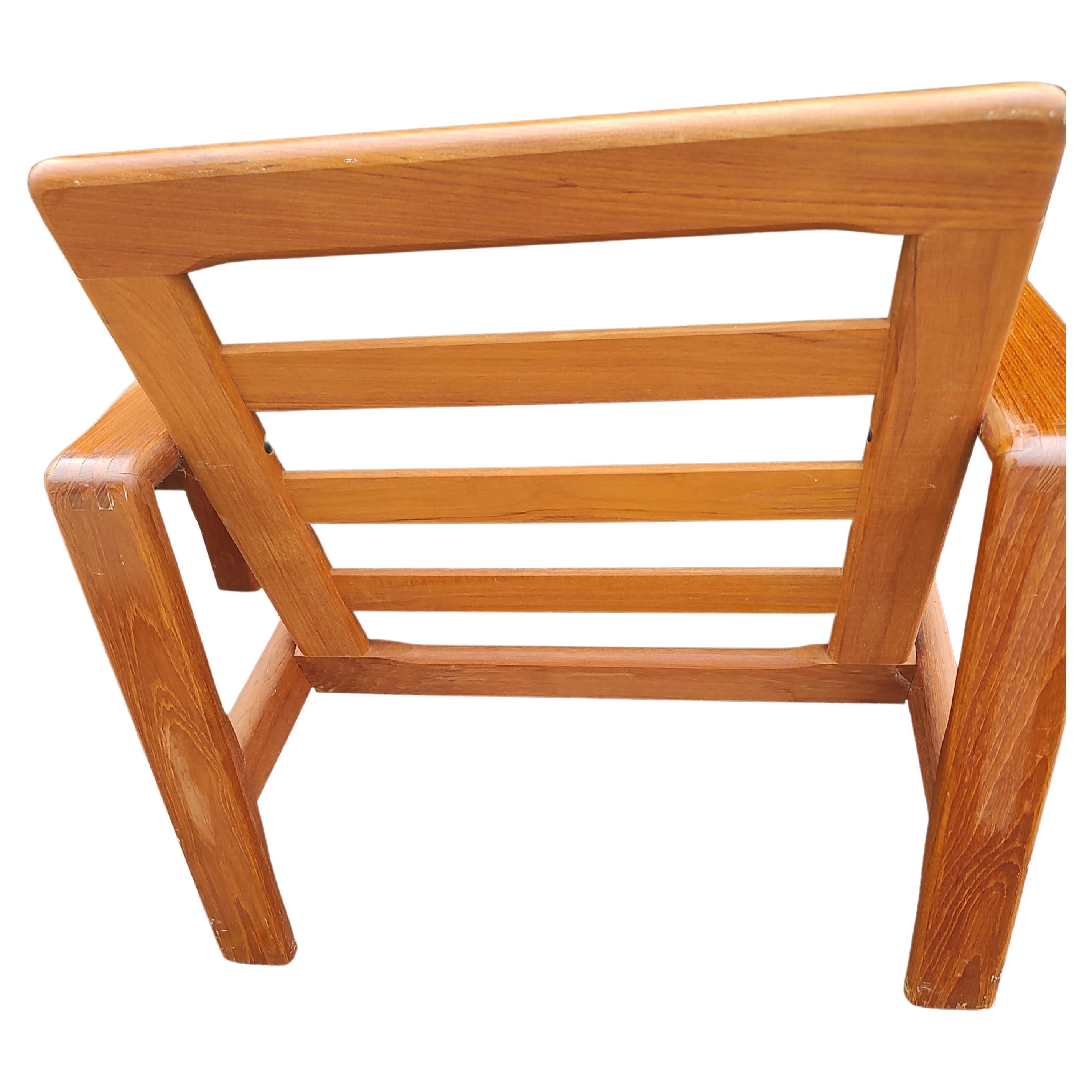 Sillones de salón daneses de teca modernos de mediados de siglo con otomana a juego finales del siglo XX en venta