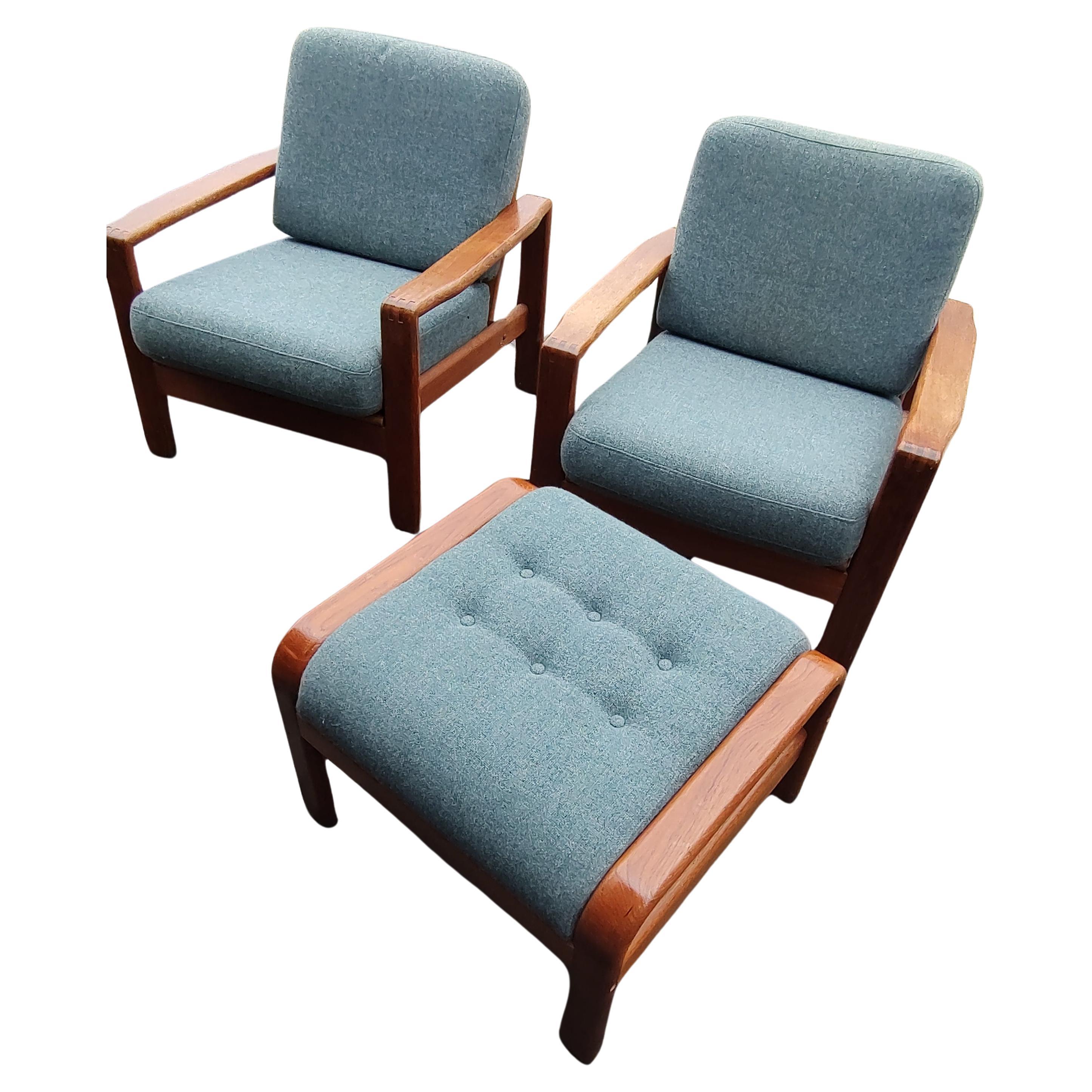 Sillones de salón daneses de teca modernos de mediados de siglo con otomana a juego en venta