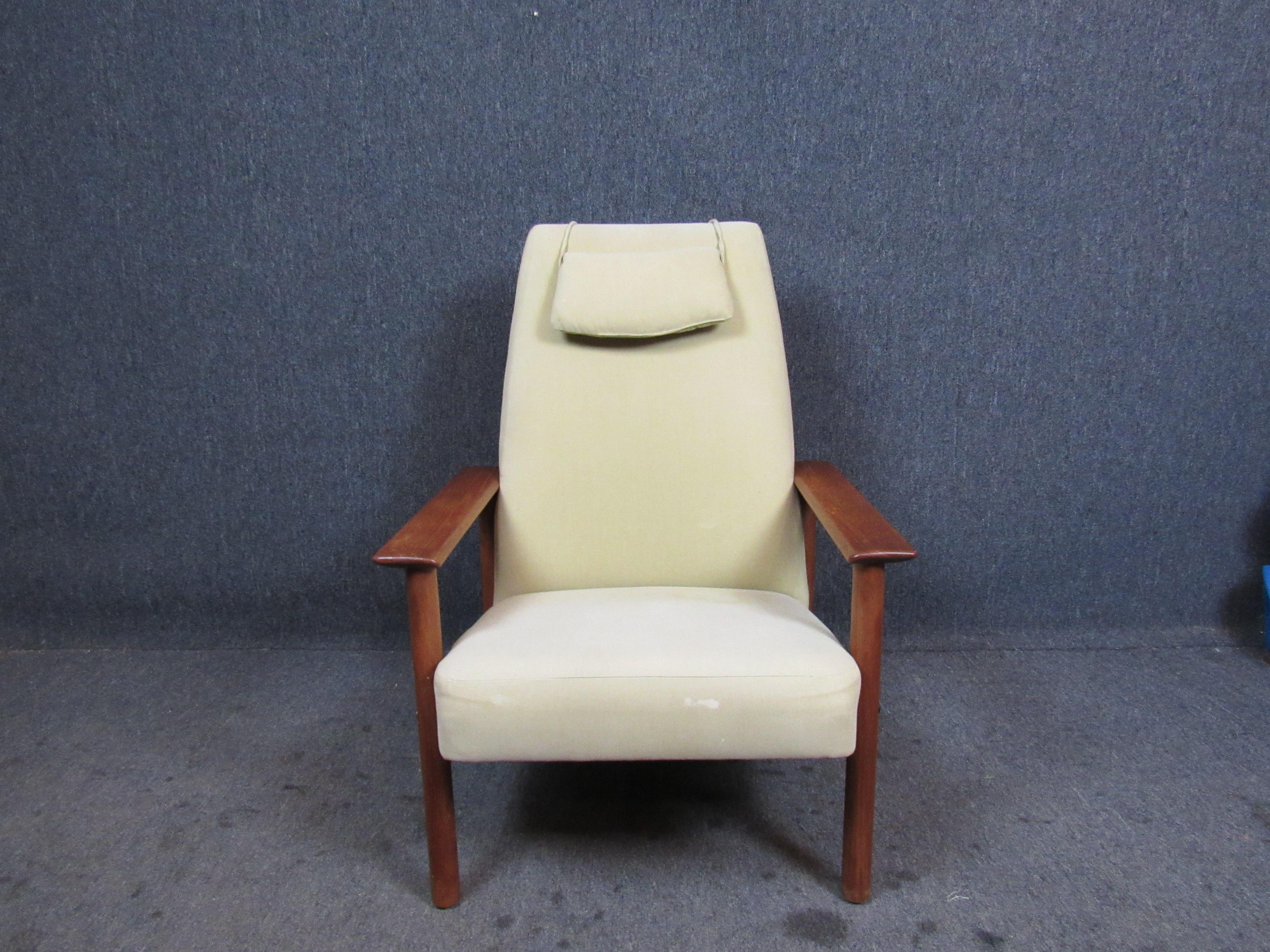 Mid-Century Modern Danish Teak Lounge Chair In Good Condition For Sale In Brooklyn, NY