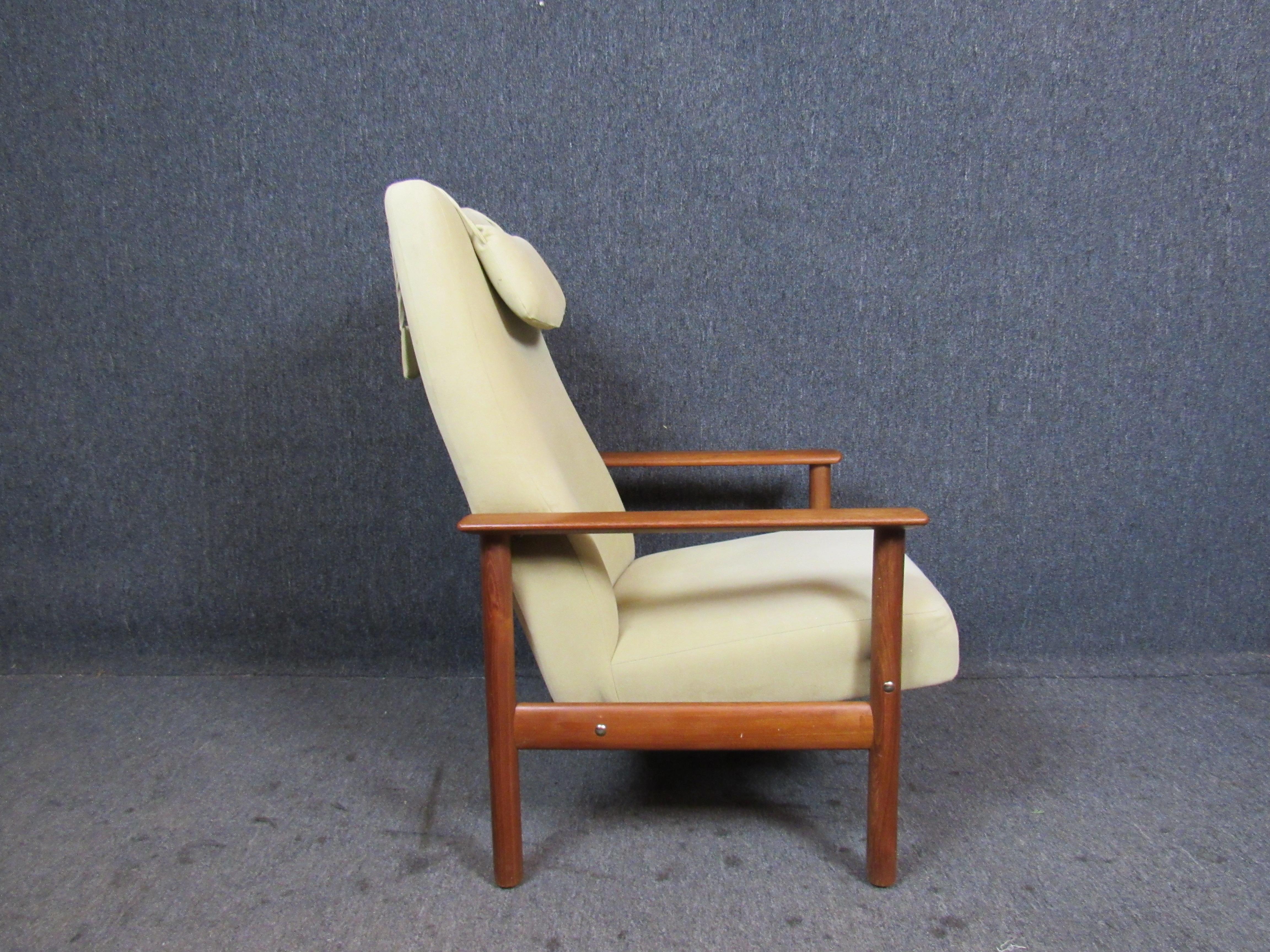 20th Century Mid-Century Modern Danish Teak Lounge Chair For Sale