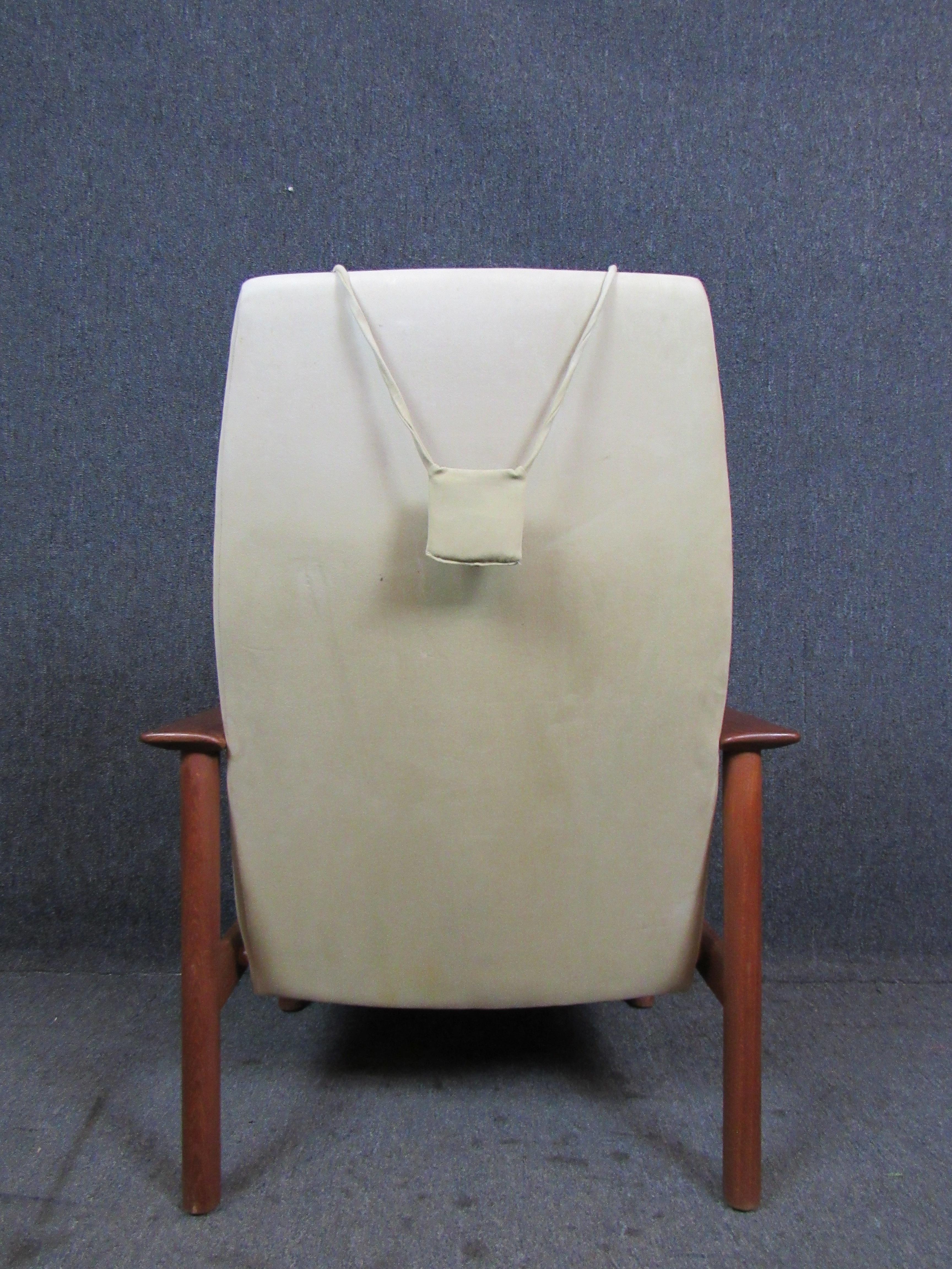 Mid-Century Modern Danish Teak Lounge Chair For Sale 2