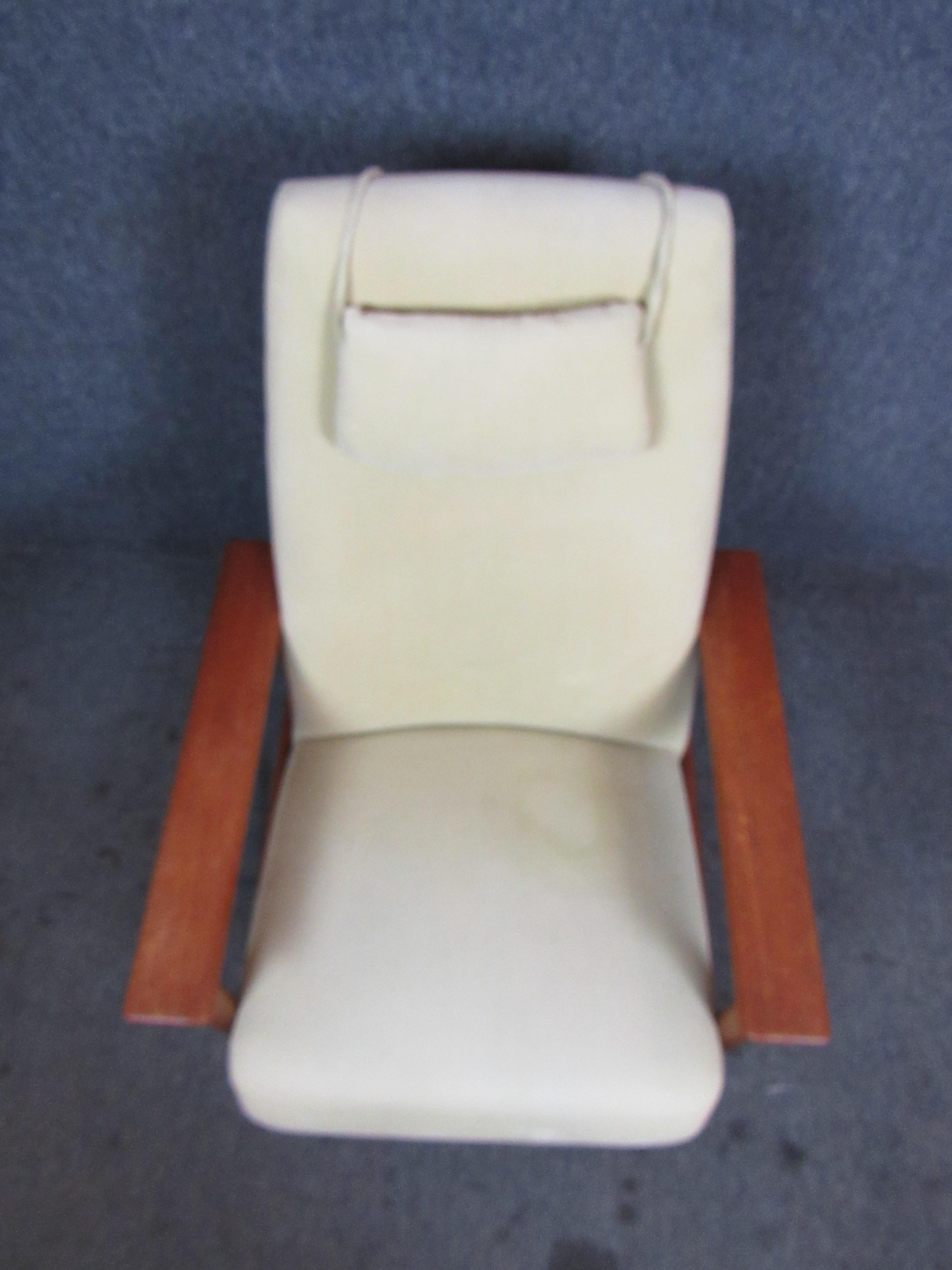 Mid-Century Modern Danish Teak Lounge Chair For Sale 3