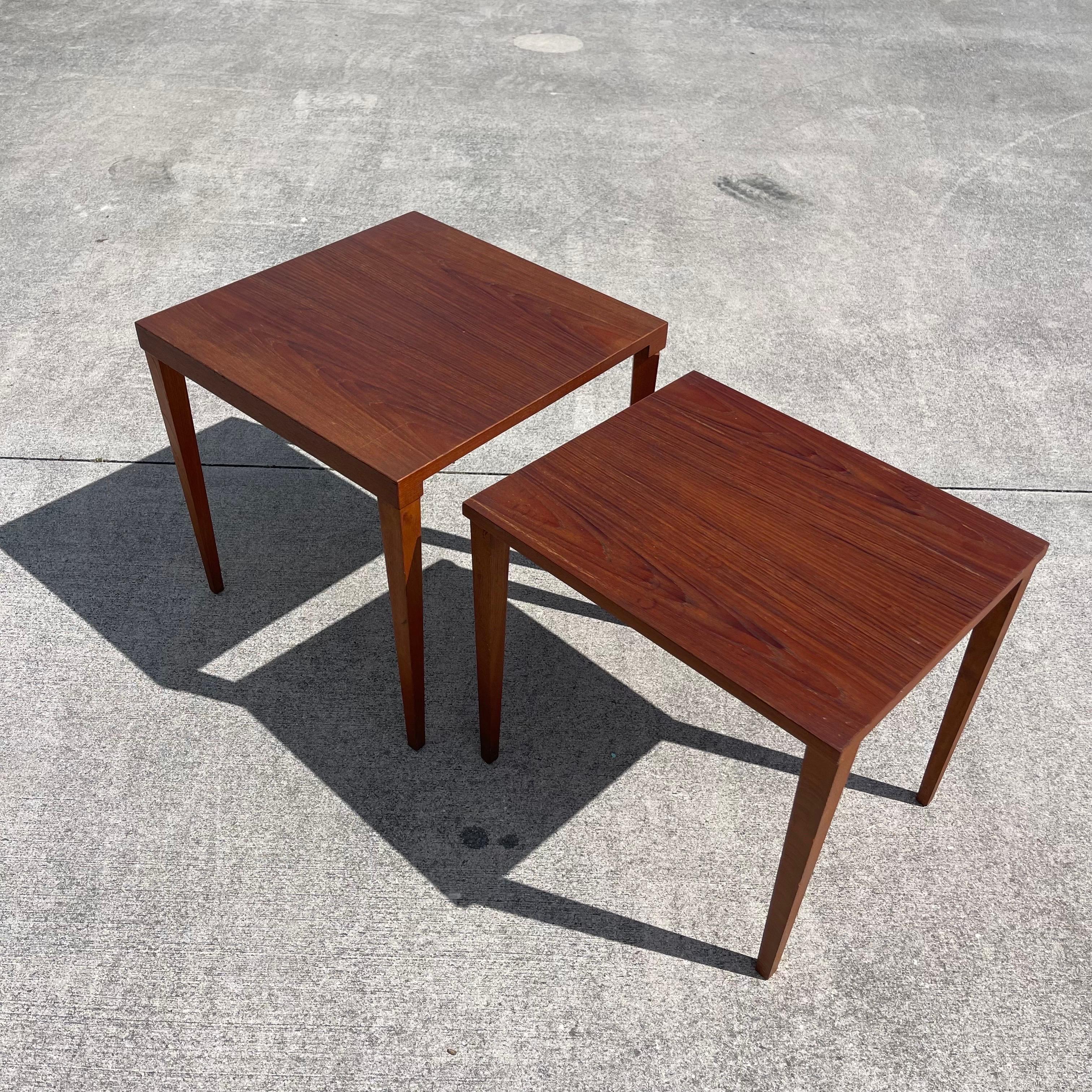 Elegante paire de tables gigognes en teck fabriquées au Danemark.

Dimensions de la petite table : 19.75