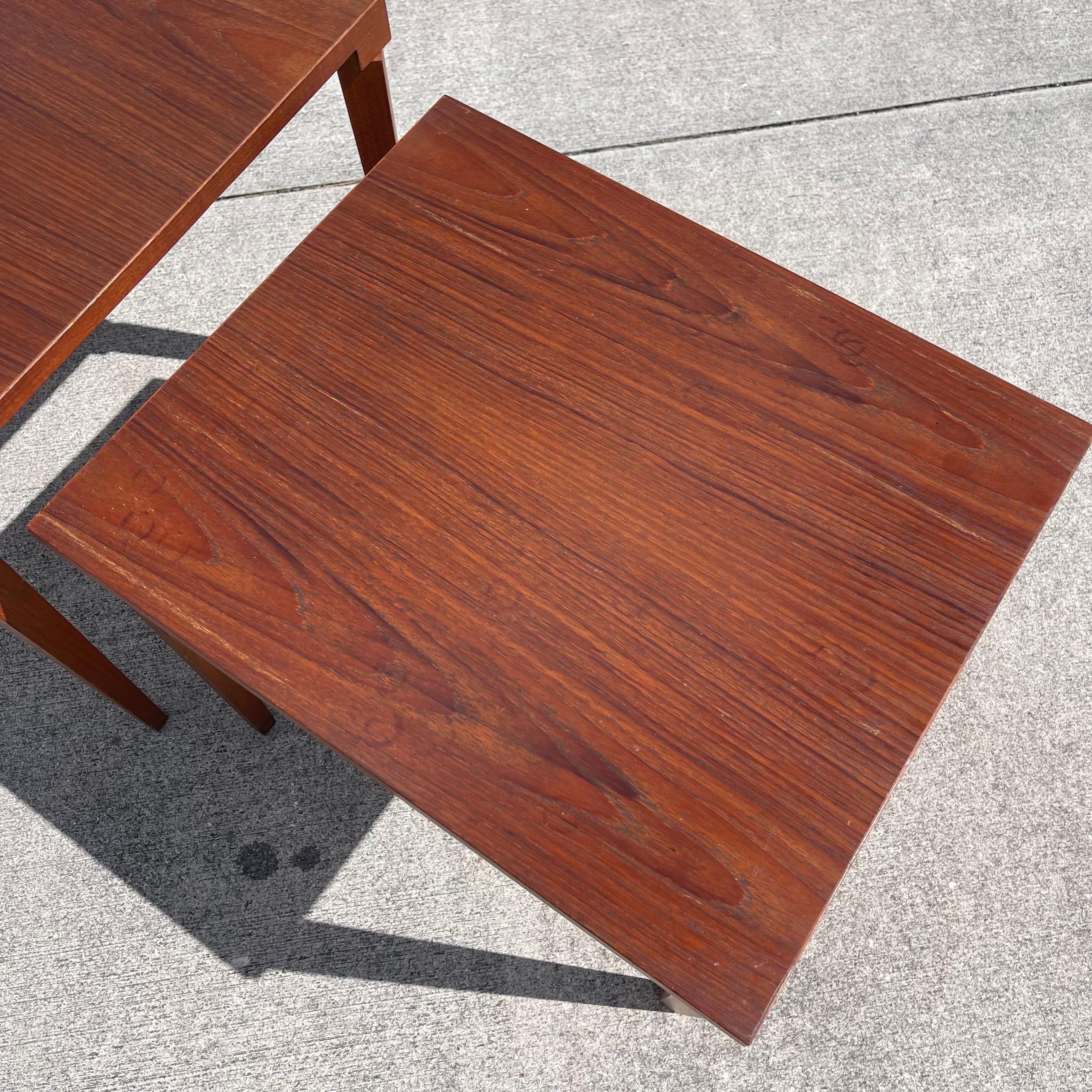 Paire de tables gigognes danoises en teck de style Modernity Bon état - En vente à Jensen Beach, FL