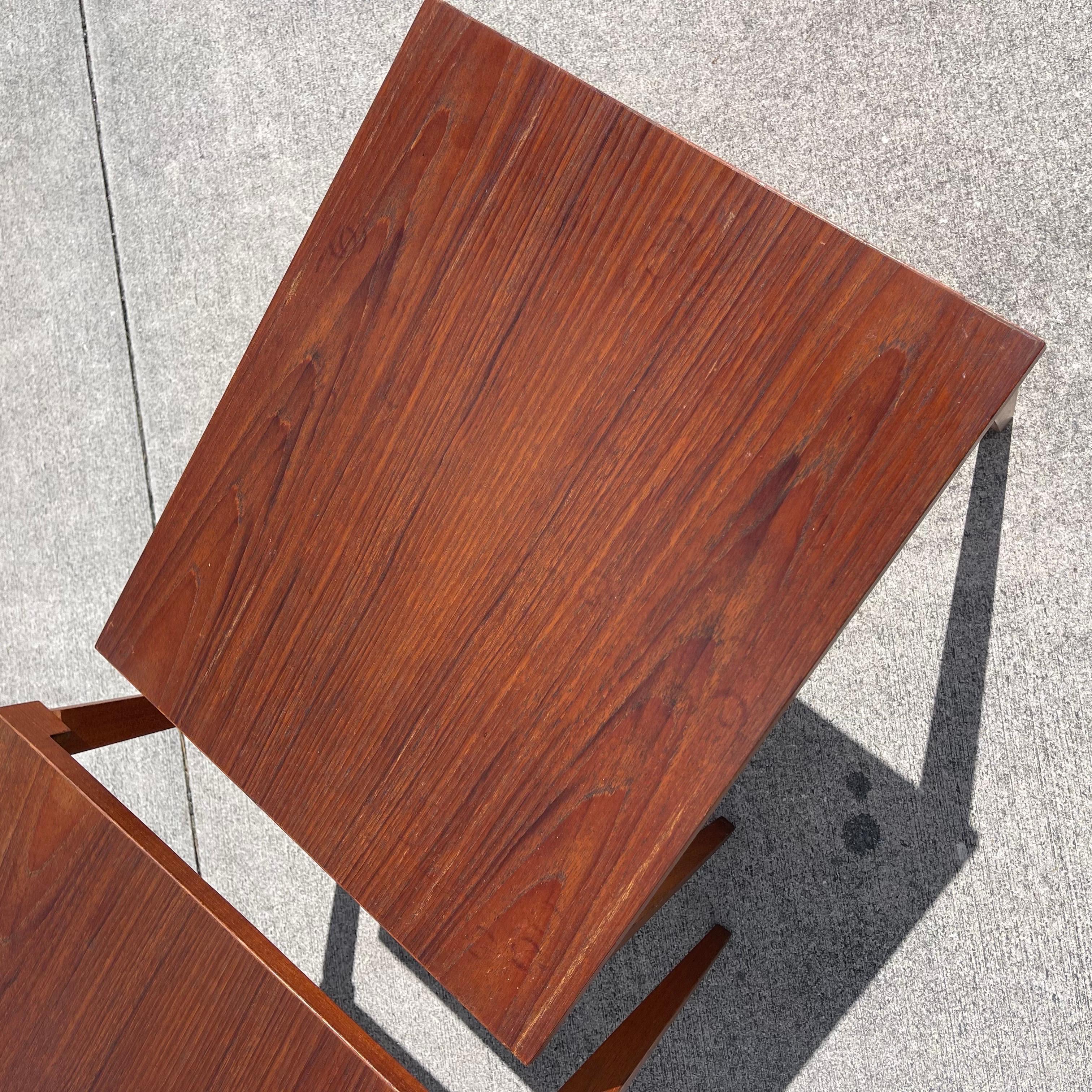 Tavoli da nido danesi in teak della metà del secolo scorso, una coppia In condizioni discrete in vendita a Jensen Beach, FL