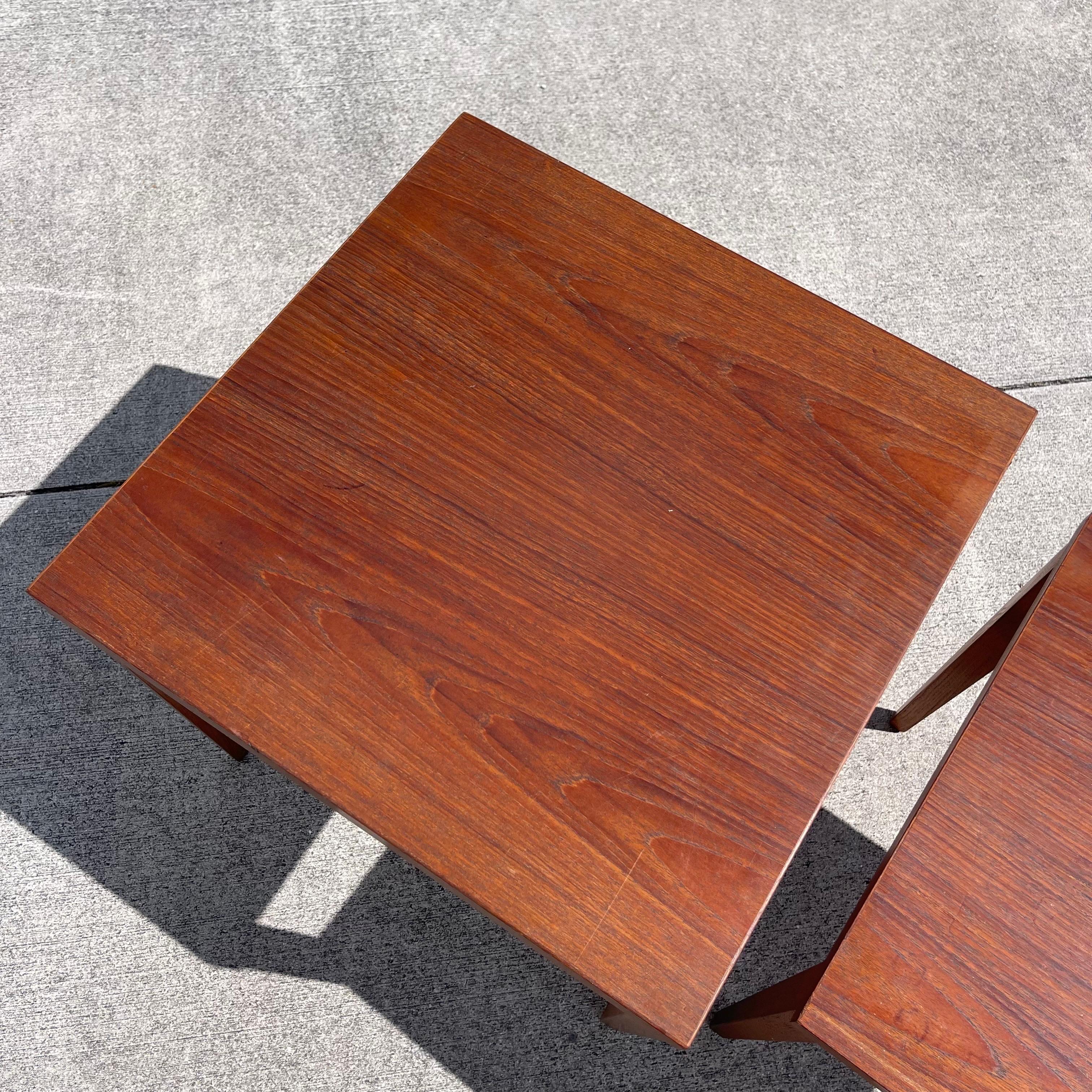 20ième siècle Paire de tables gigognes danoises en teck de style Modernity en vente