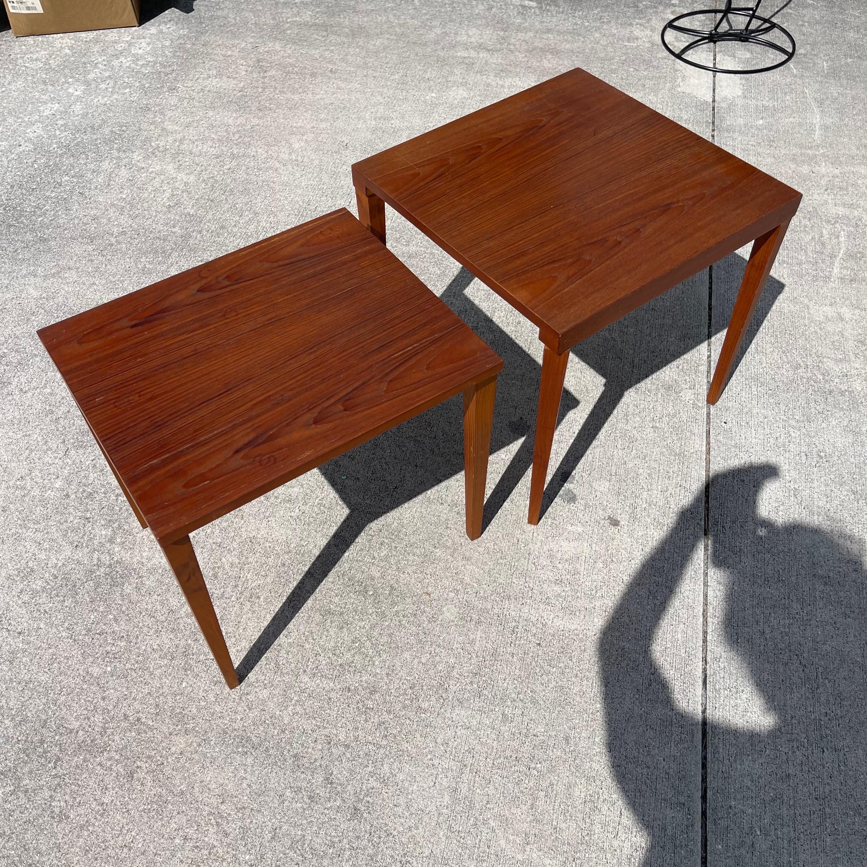 Paire de tables gigognes danoises en teck de style Modernity en vente 1
