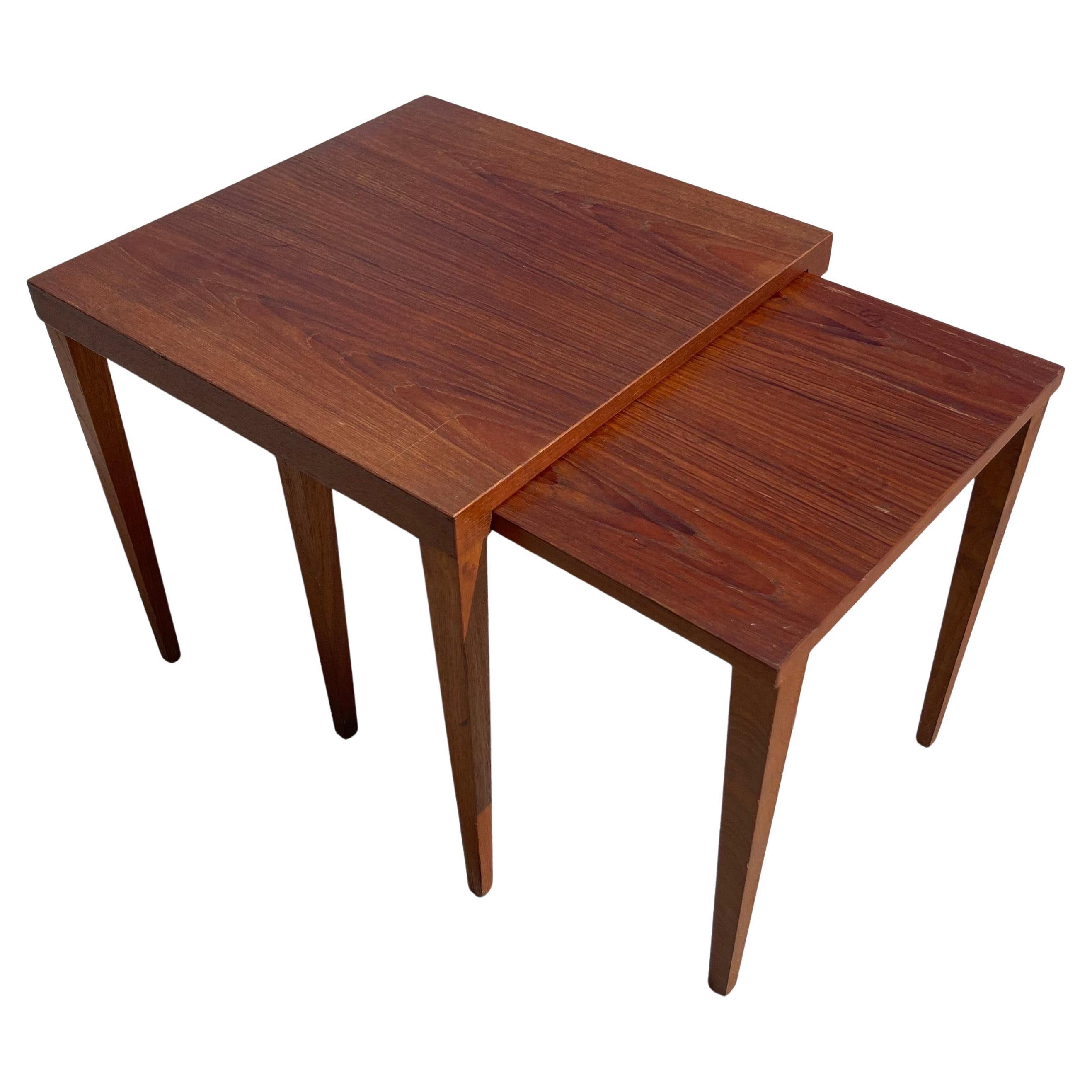 Moderne dänische Teakholz-Nesttische, Mitte des Jahrhunderts, ein Paar