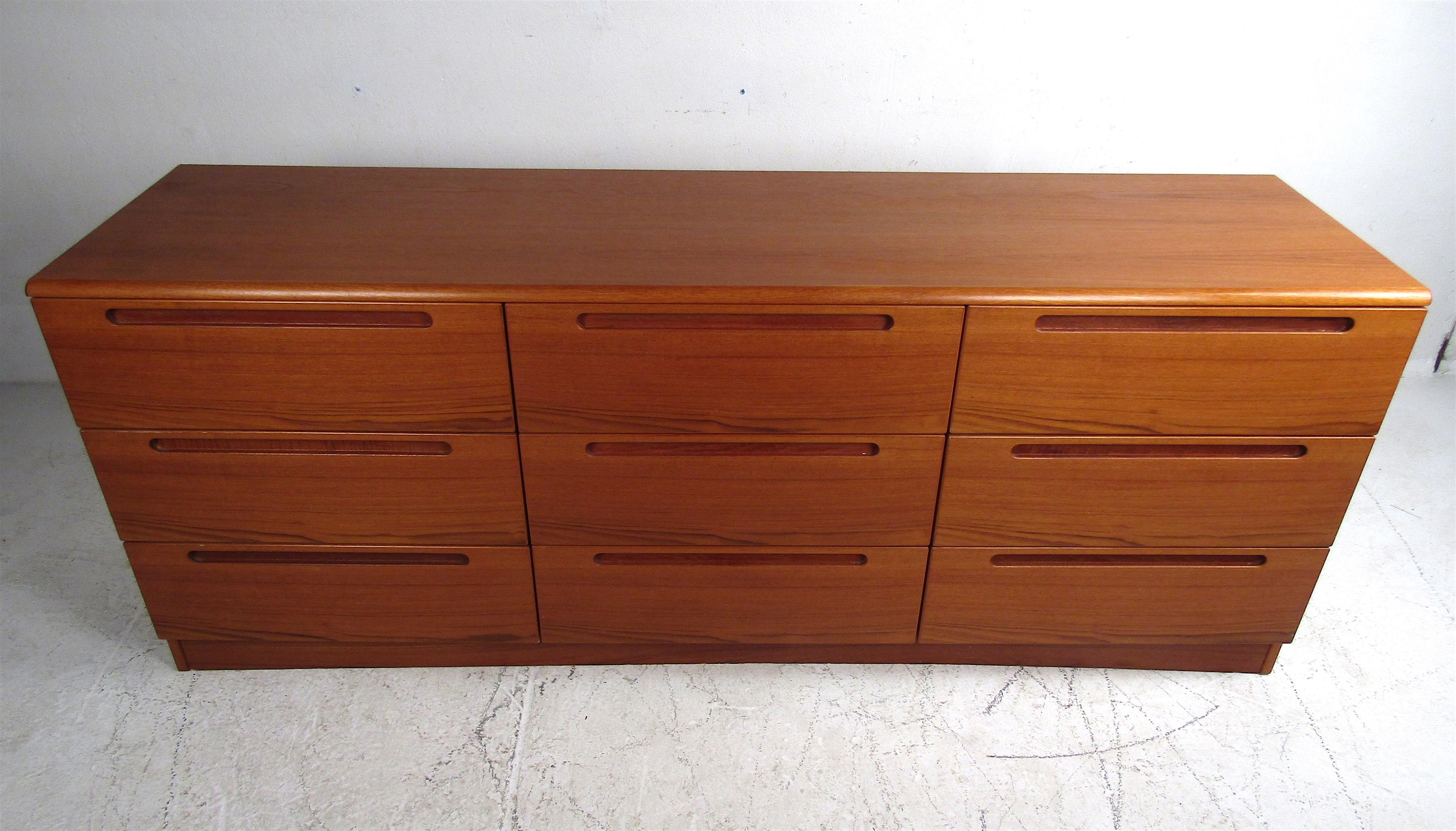Mid-Century Modern Commode à neuf tiroirs en teck danois moderne du milieu du siècle dernier