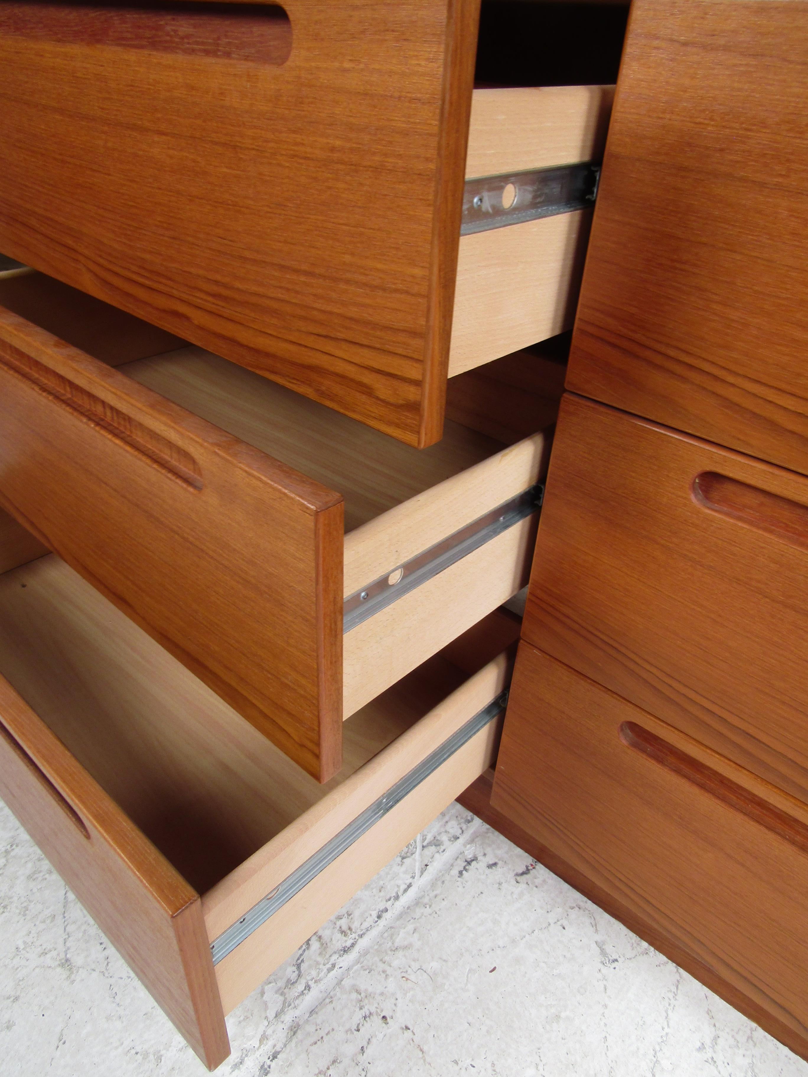Commode à neuf tiroirs en teck danois moderne du milieu du siècle dernier Bon état à Brooklyn, NY