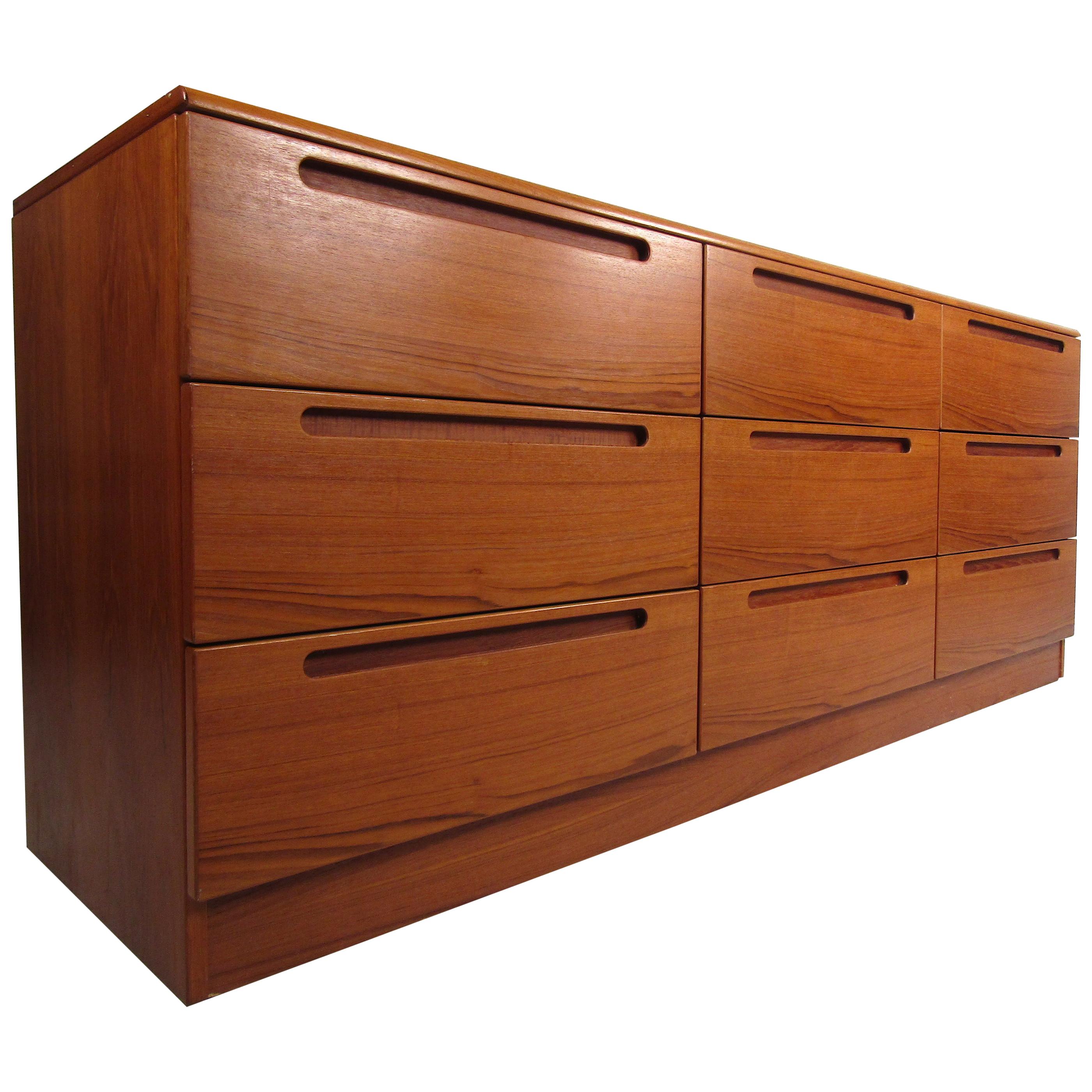 Commode à neuf tiroirs en teck danois moderne du milieu du siècle dernier