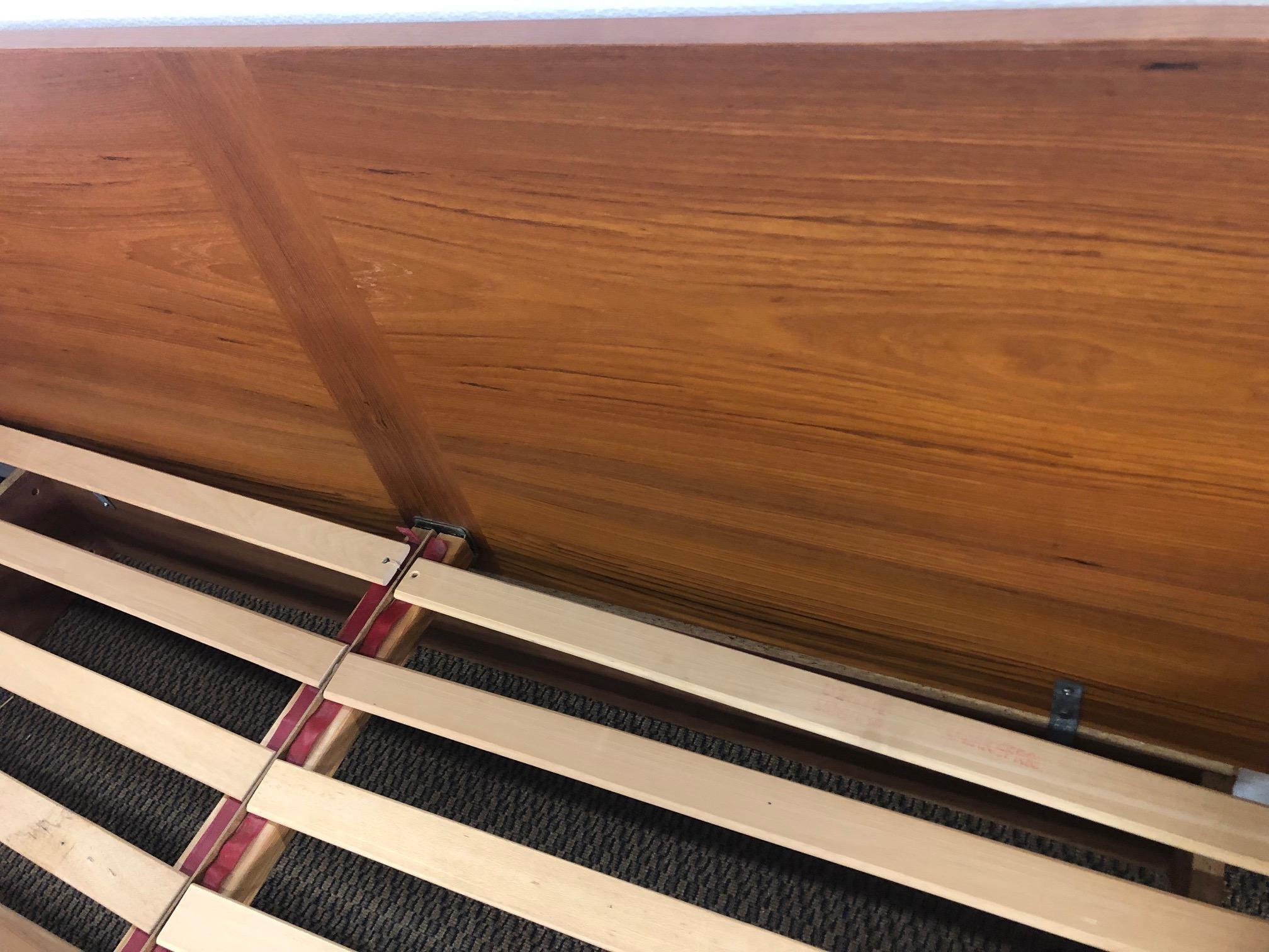 Mid-Century Modern Danish Teak Platform Bed Queen Size In Good Condition For Sale In Norcross, GA