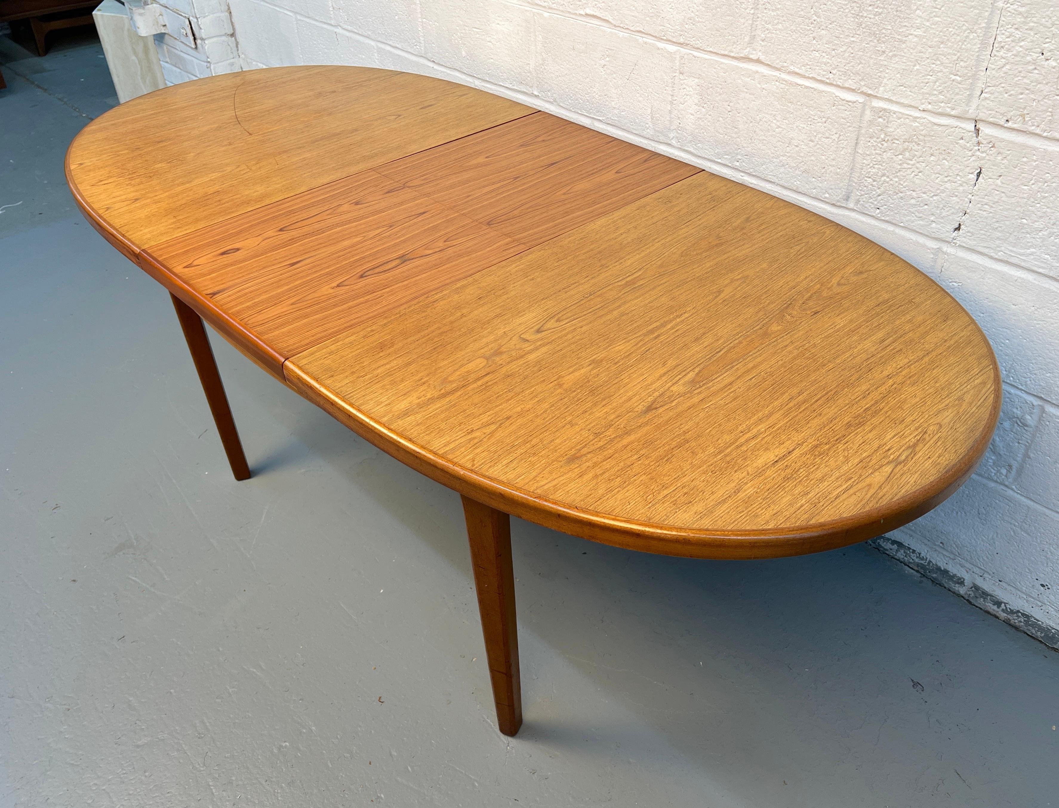 Table de salle à manger danoise moderne du milieu du siècle, en teck, à abattant escamotable en vente 4