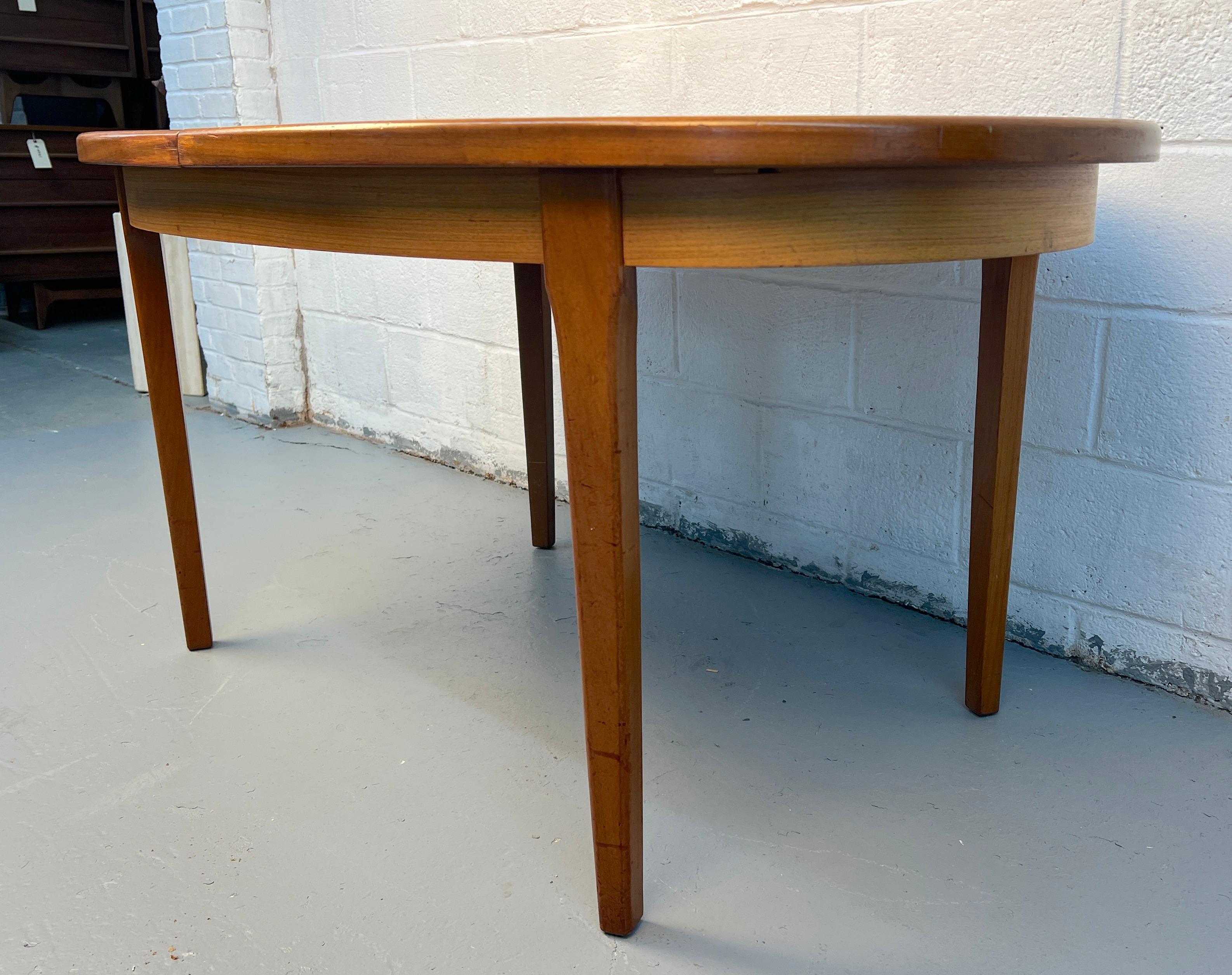 Table de salle à manger danoise moderne du milieu du siècle, en teck, à abattant escamotable en vente 5