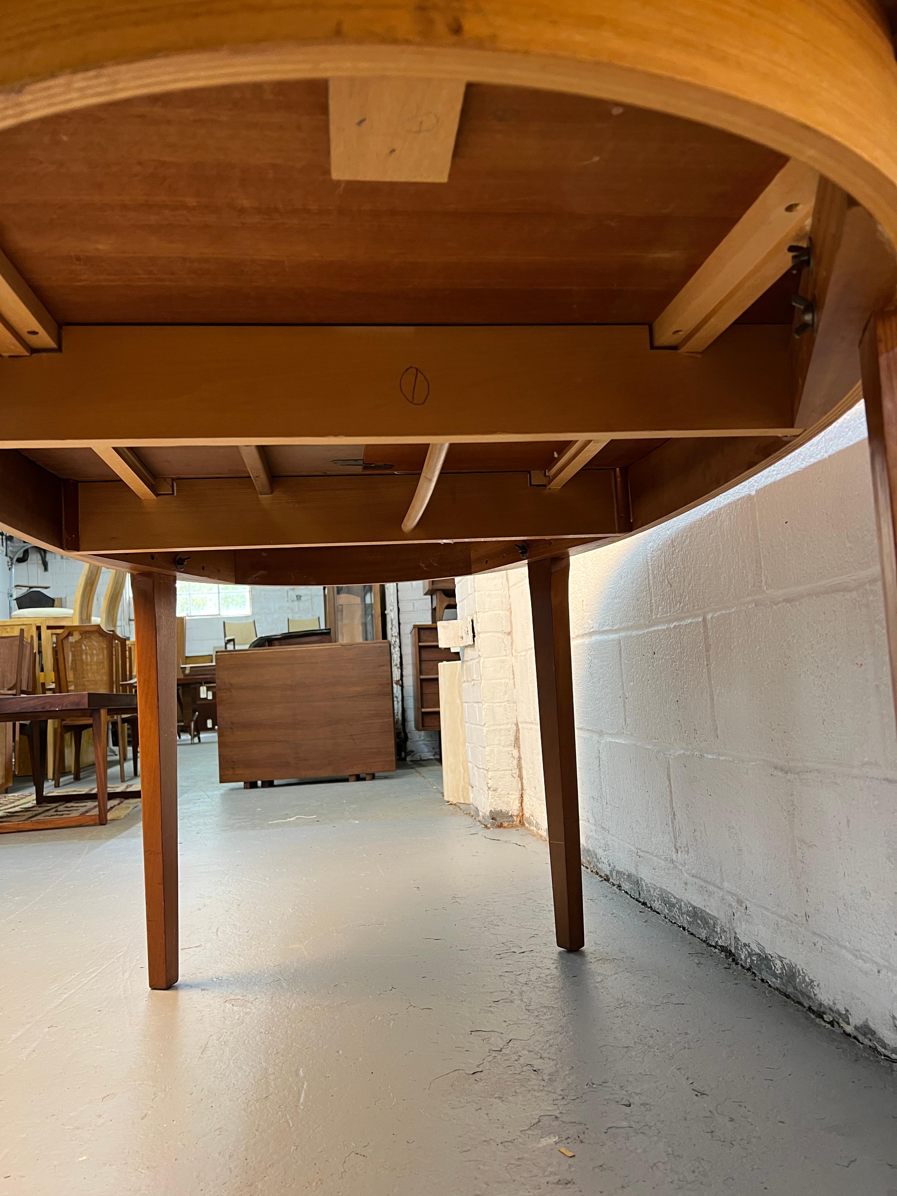 Table de salle à manger danoise moderne du milieu du siècle, en teck, à abattant escamotable en vente 8