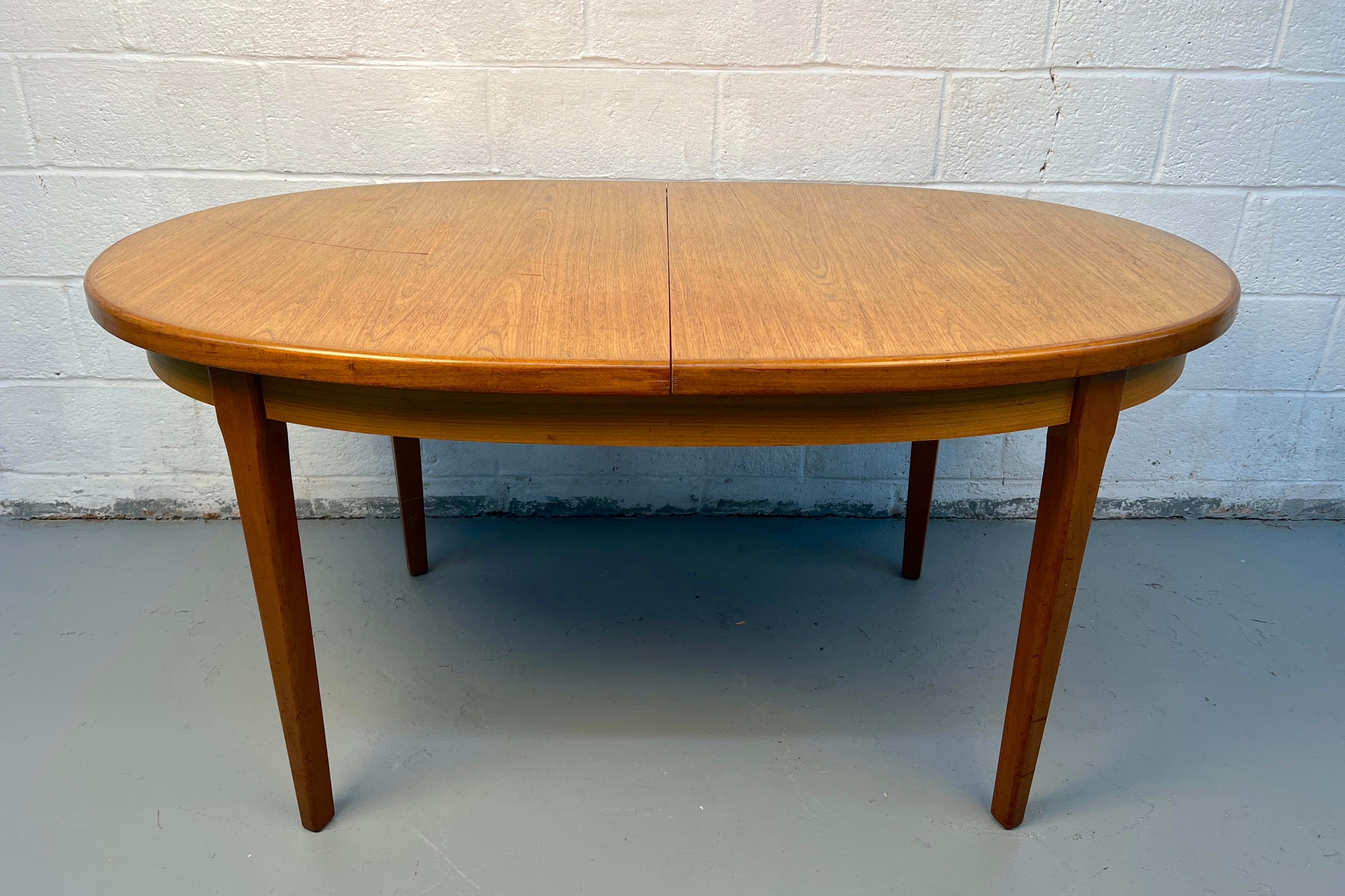 Mid-Century Modern Table de salle à manger danoise moderne du milieu du siècle, en teck, à abattant escamotable en vente