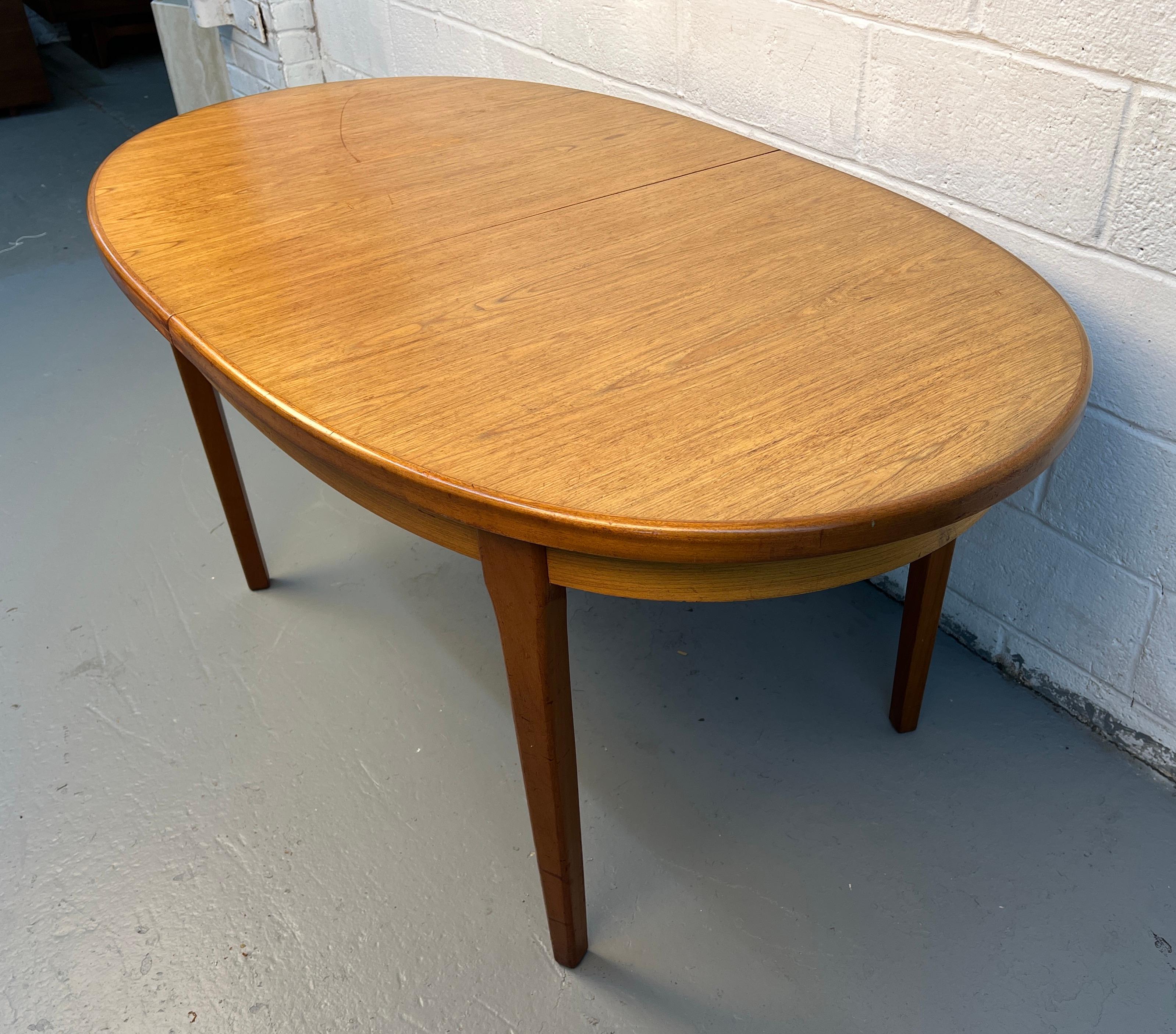 Table de salle à manger danoise moderne du milieu du siècle, en teck, à abattant escamotable Bon état - En vente à Brooklyn, NY