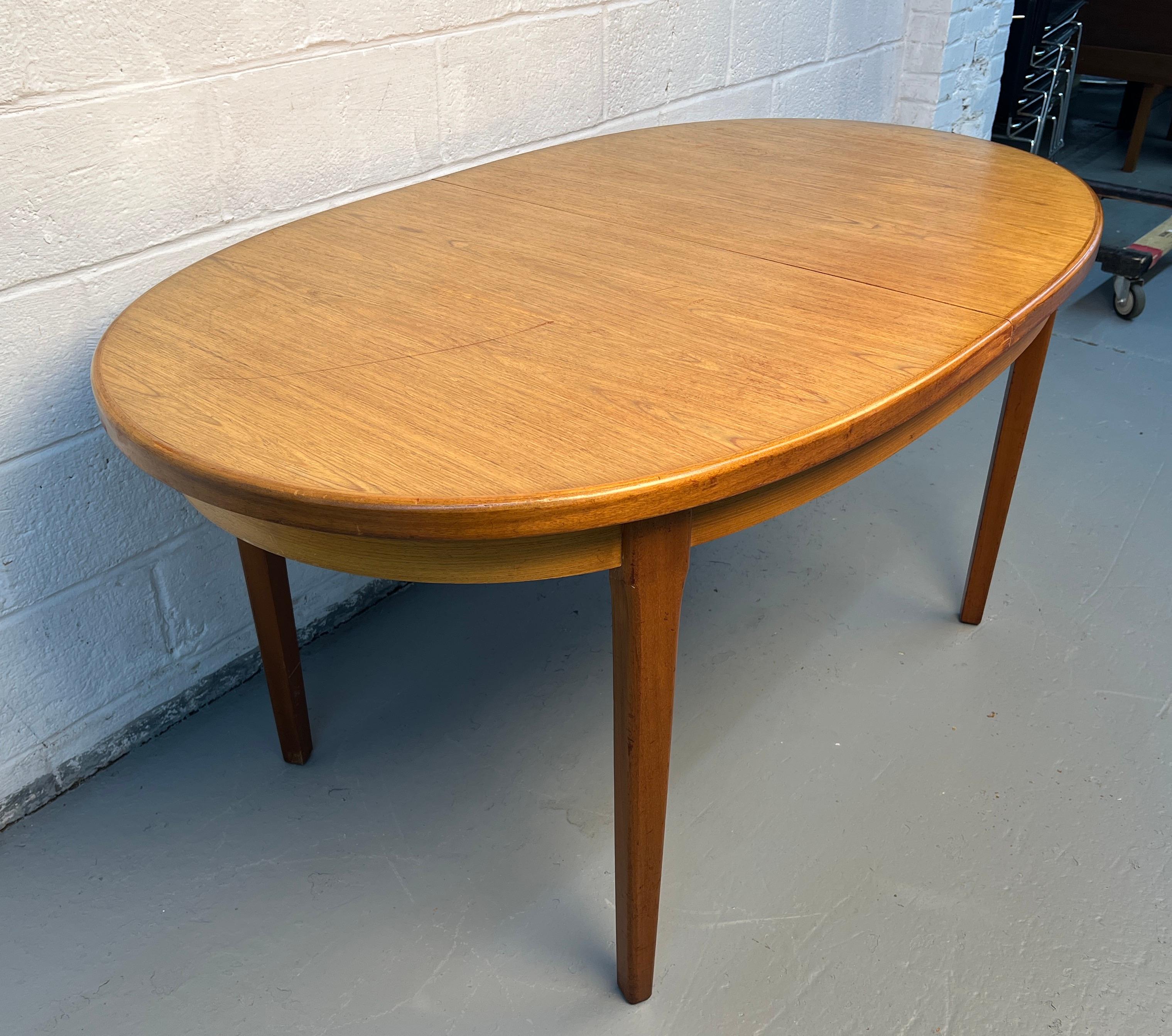 20ième siècle Table de salle à manger danoise moderne du milieu du siècle, en teck, à abattant escamotable en vente