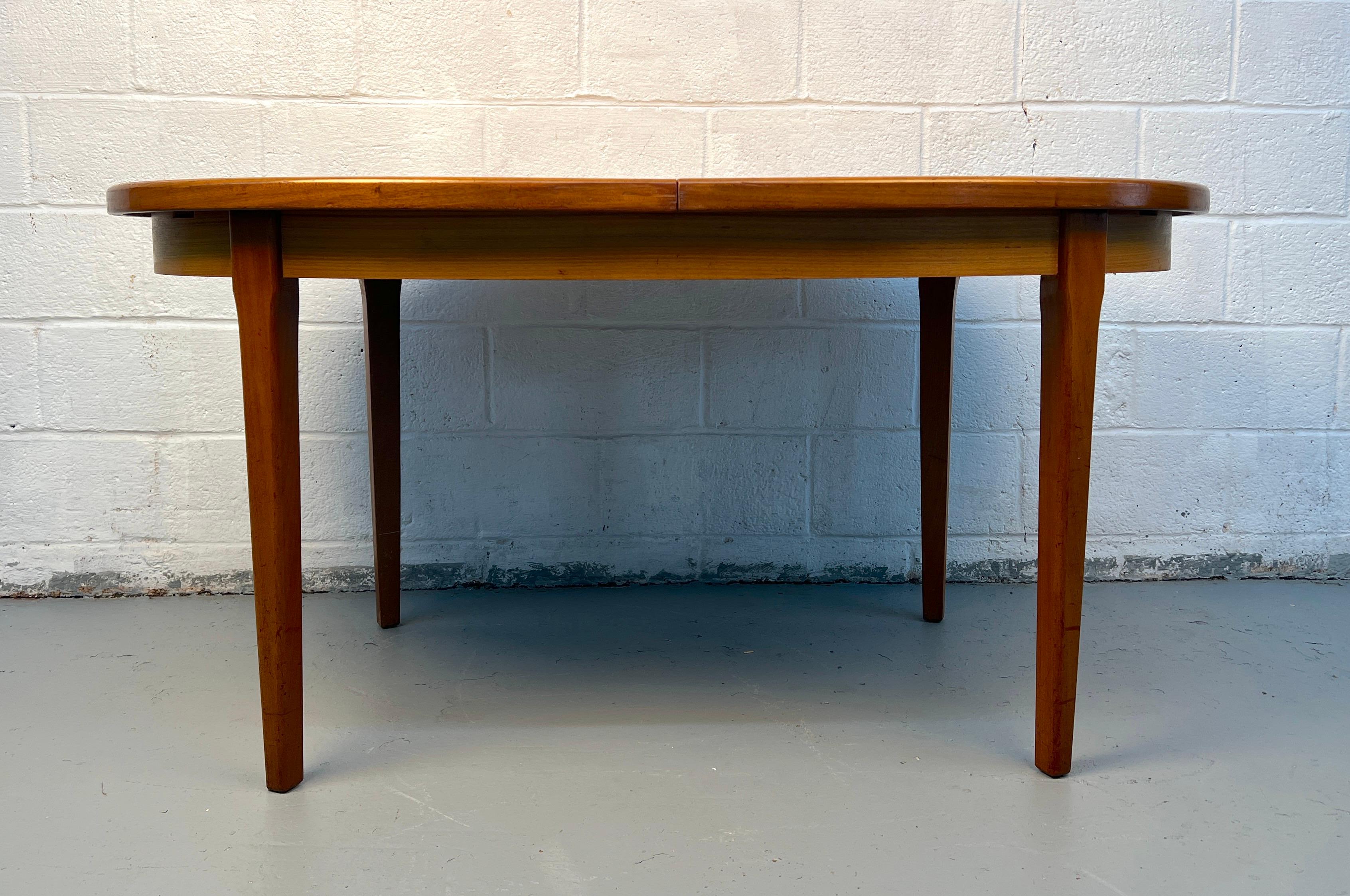 Teck Table de salle à manger danoise moderne du milieu du siècle, en teck, à abattant escamotable en vente