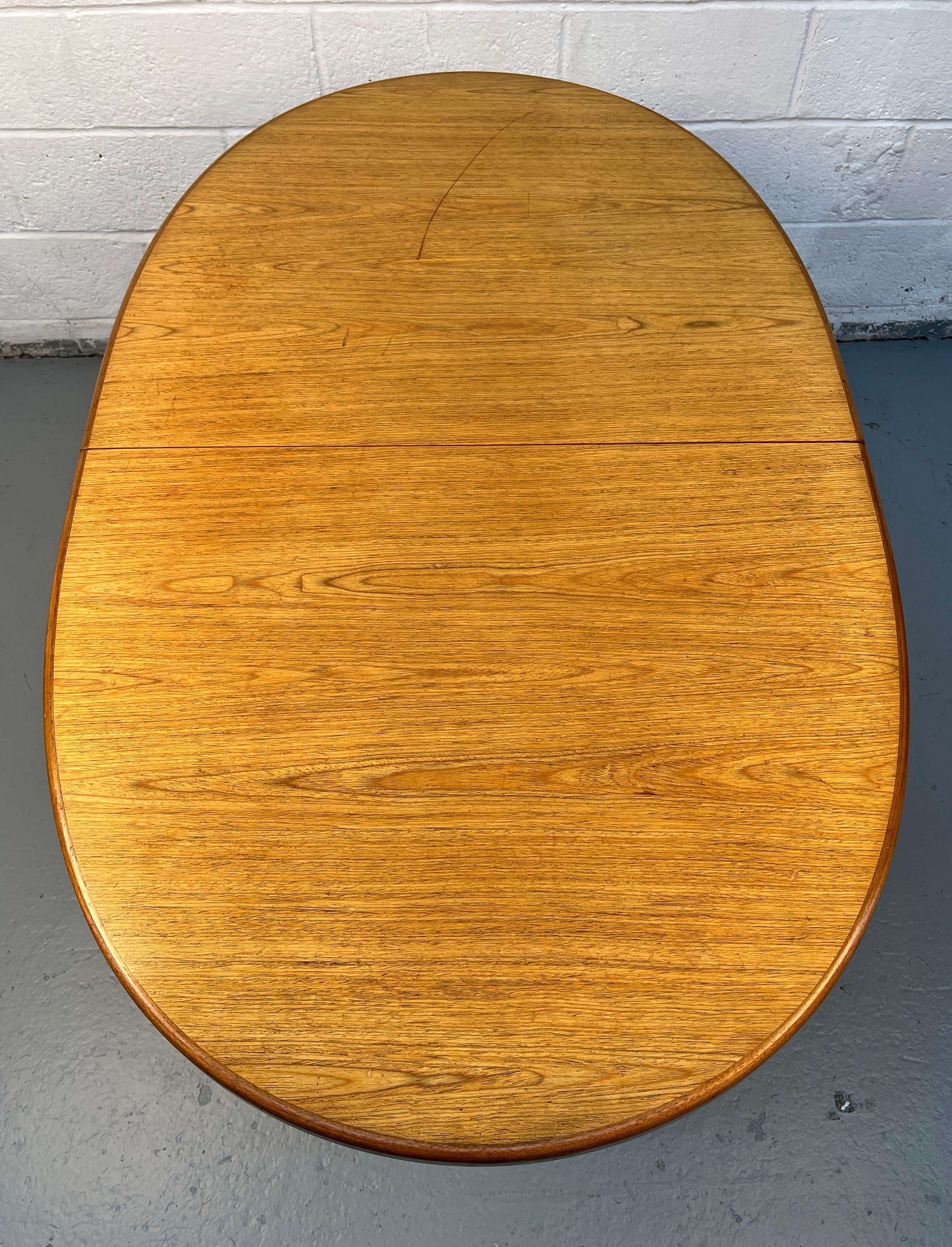 Table de salle à manger danoise moderne du milieu du siècle, en teck, à abattant escamotable en vente 1