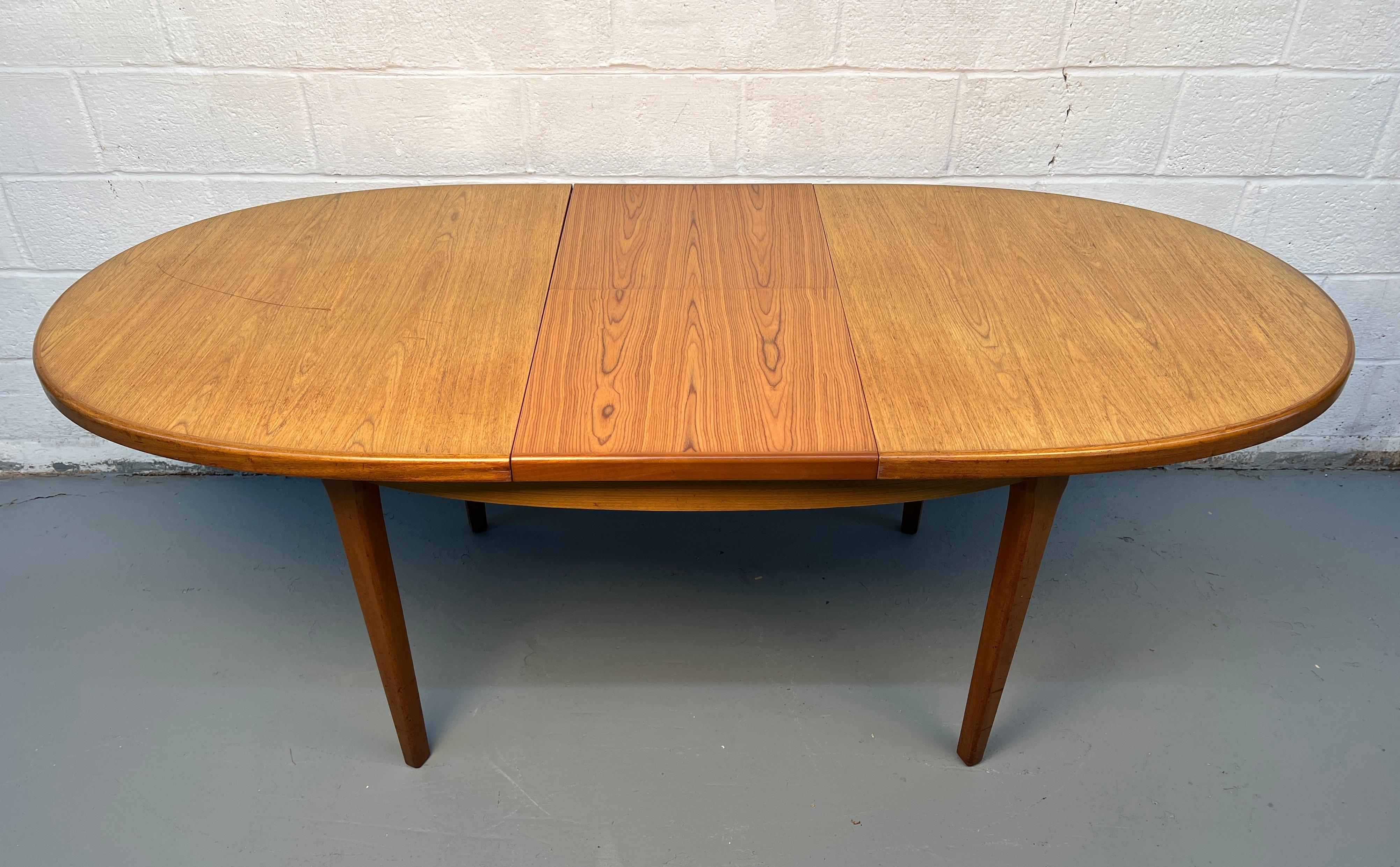 Table de salle à manger danoise moderne du milieu du siècle, en teck, à abattant escamotable en vente 2