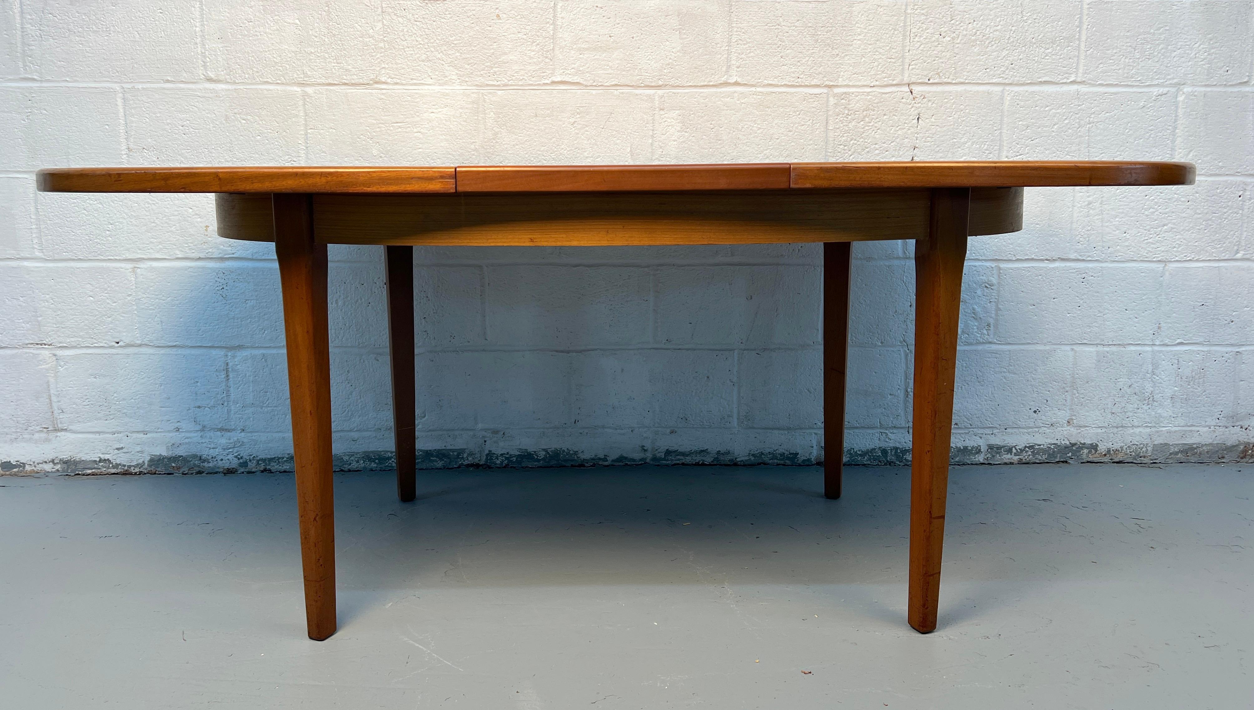 Table de salle à manger danoise moderne du milieu du siècle, en teck, à abattant escamotable en vente 3