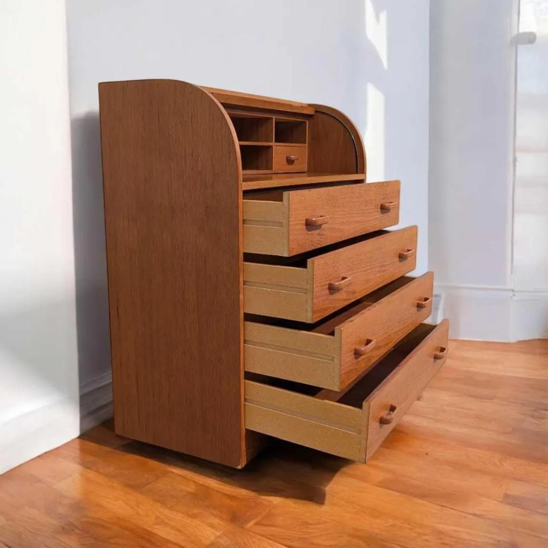 Un'elegante cassettiera danese del Mid-Century Modern realizzata in pregiato teak, con un'elegante scrivania a rotelle che rivela scomparti organizzati e cinque spaziosi cassetti sottostanti.

Design: Le influenze del Mid-Century Modern scandinavo