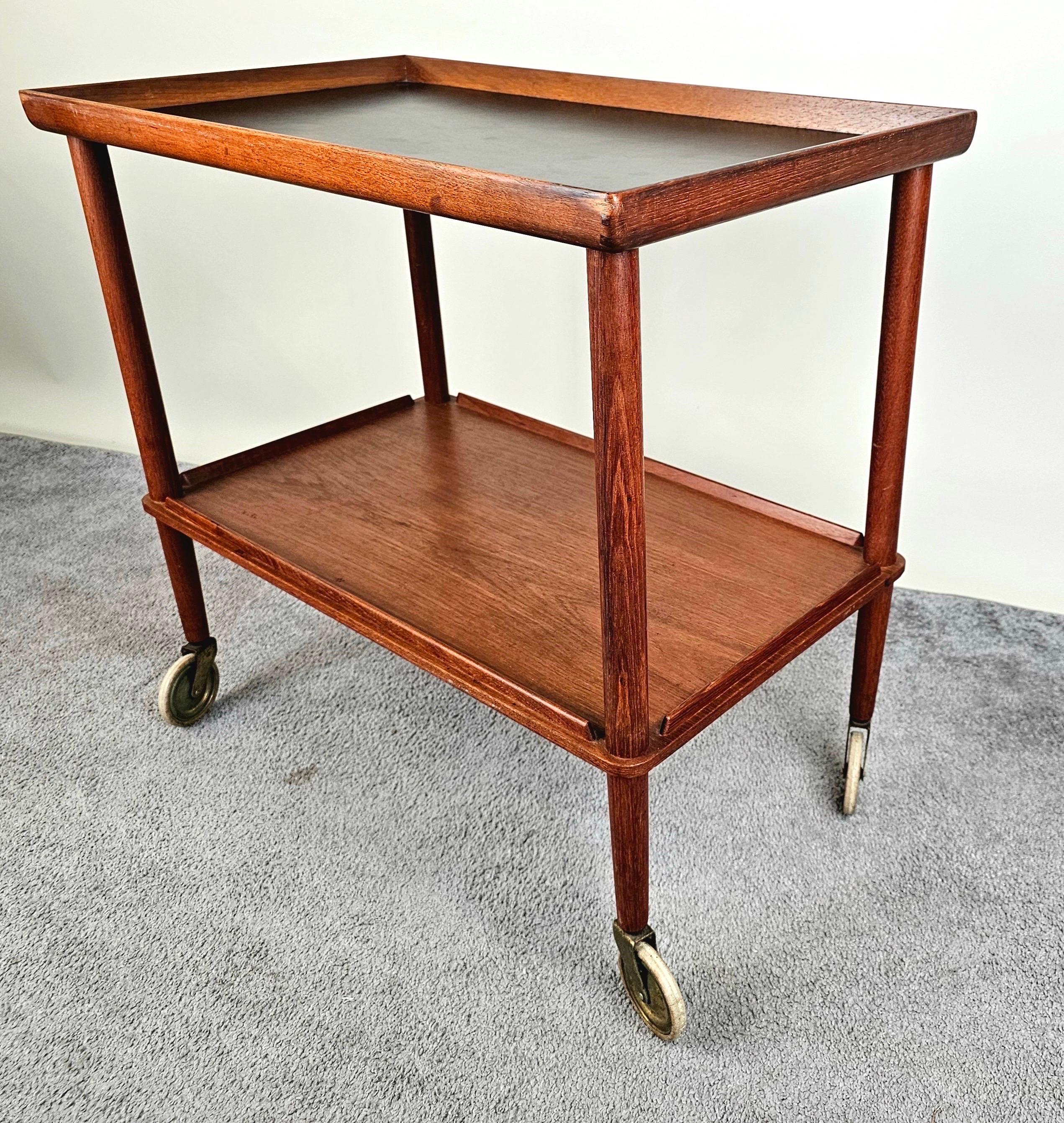 Mesa rodante danesa de teca de mediados de siglo Carrito de bar según Poul Hundevad Moderno de mediados de siglo en venta
