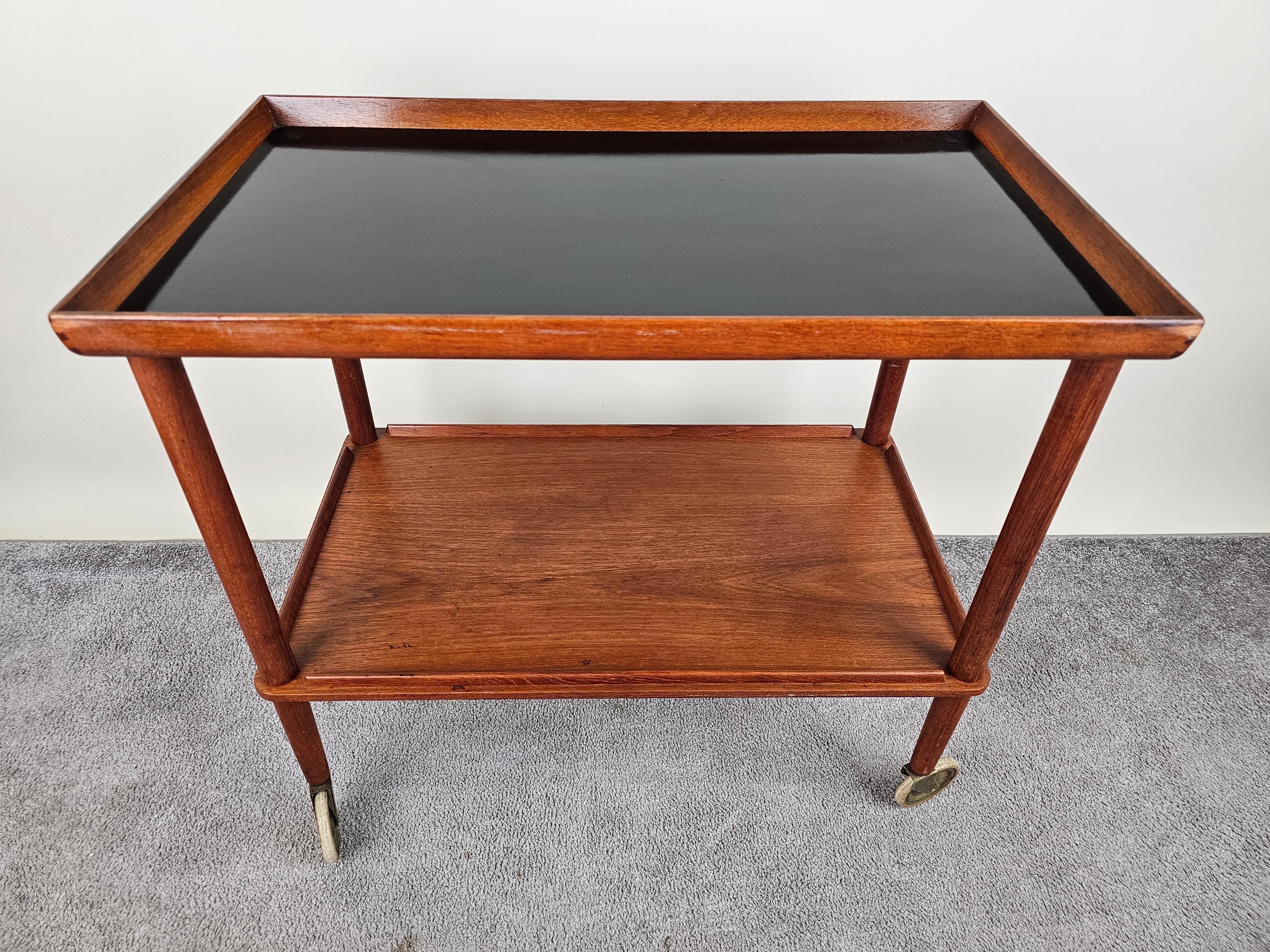 Mesa rodante danesa de teca de mediados de siglo Carrito de bar según Poul Hundevad en Bueno estado para la venta en Plainview, NY