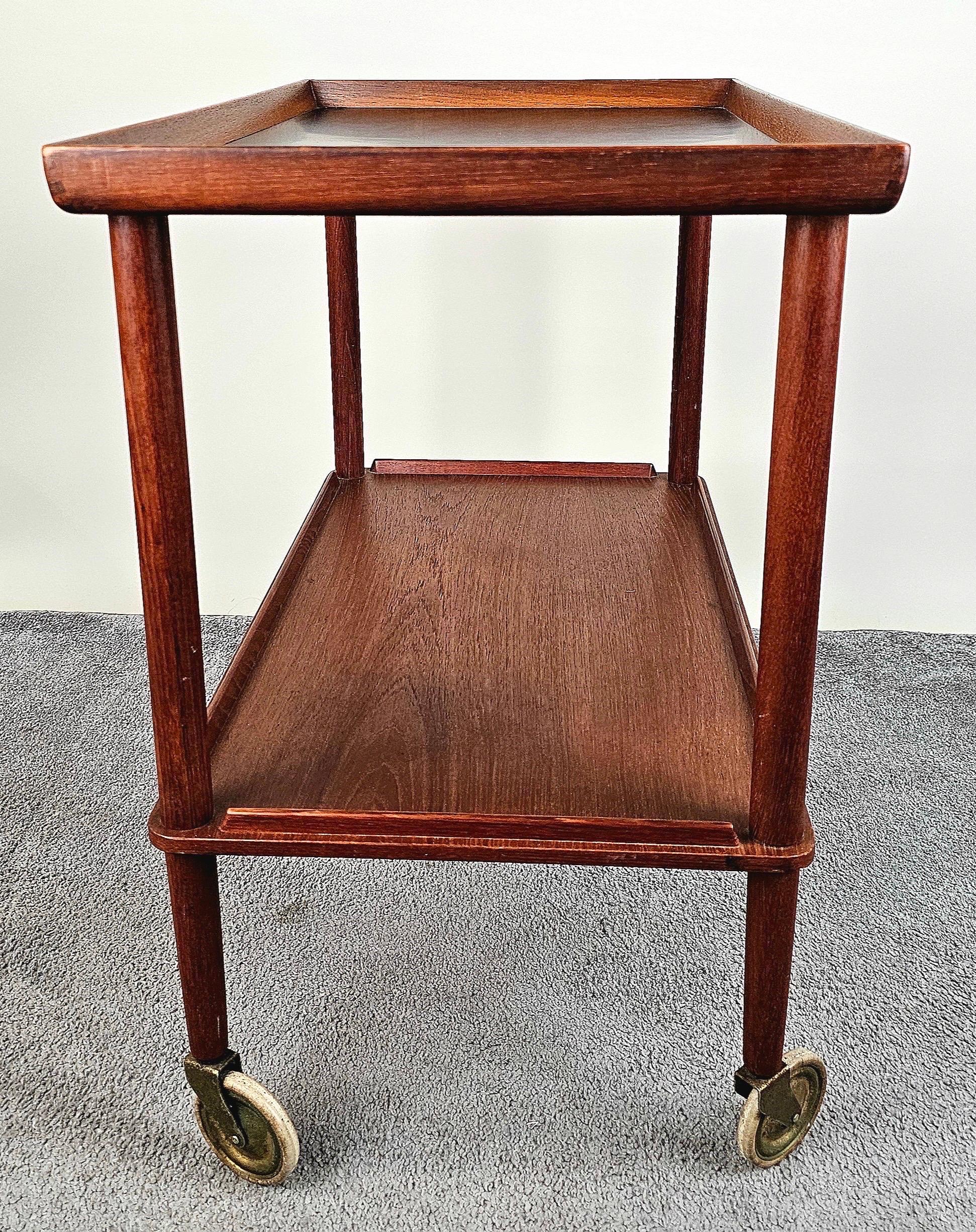 Mesa rodante danesa de teca de mediados de siglo Carrito de bar según Poul Hundevad siglo XX en venta