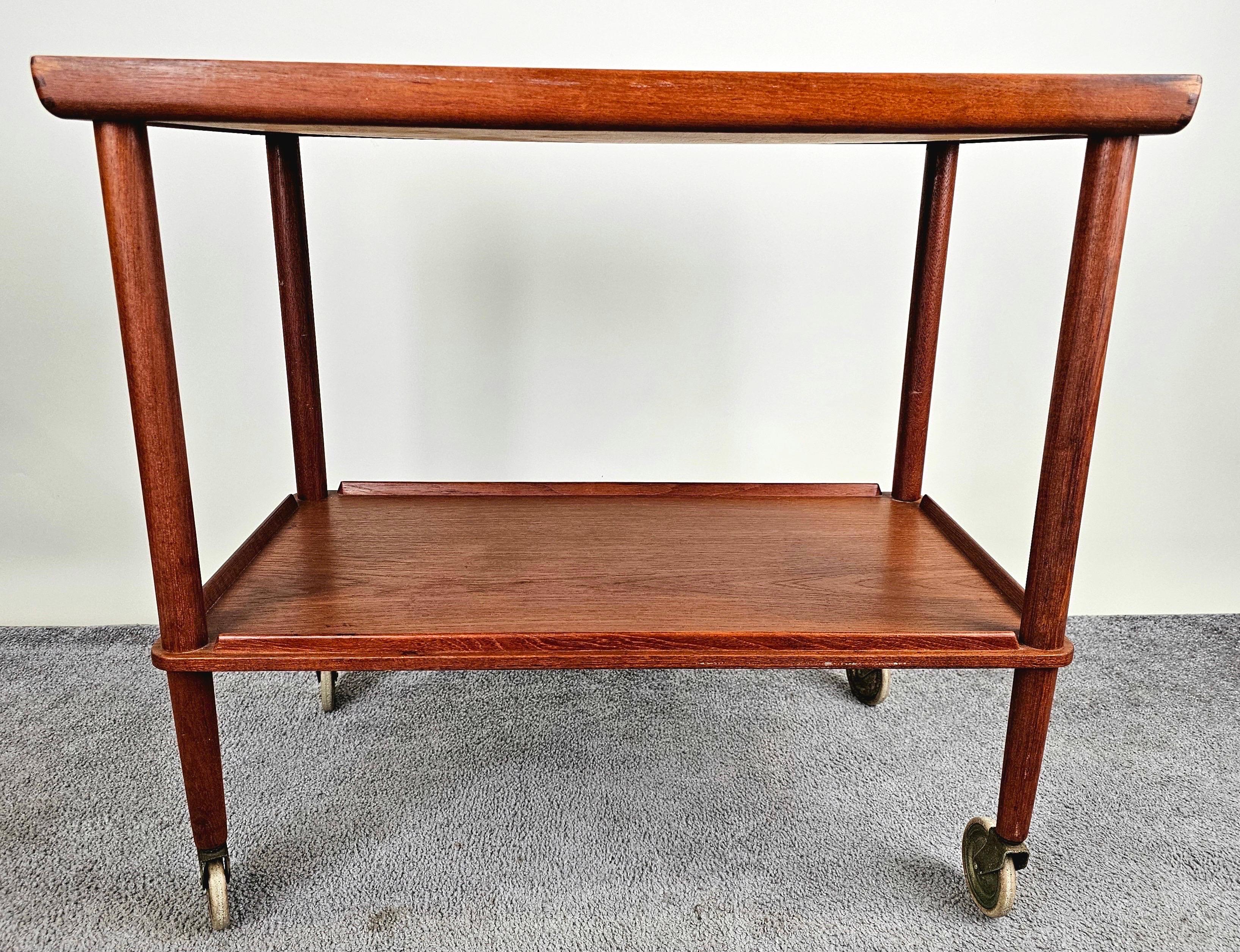 Mesa rodante danesa de teca de mediados de siglo Carrito de bar según Poul Hundevad Teca en venta
