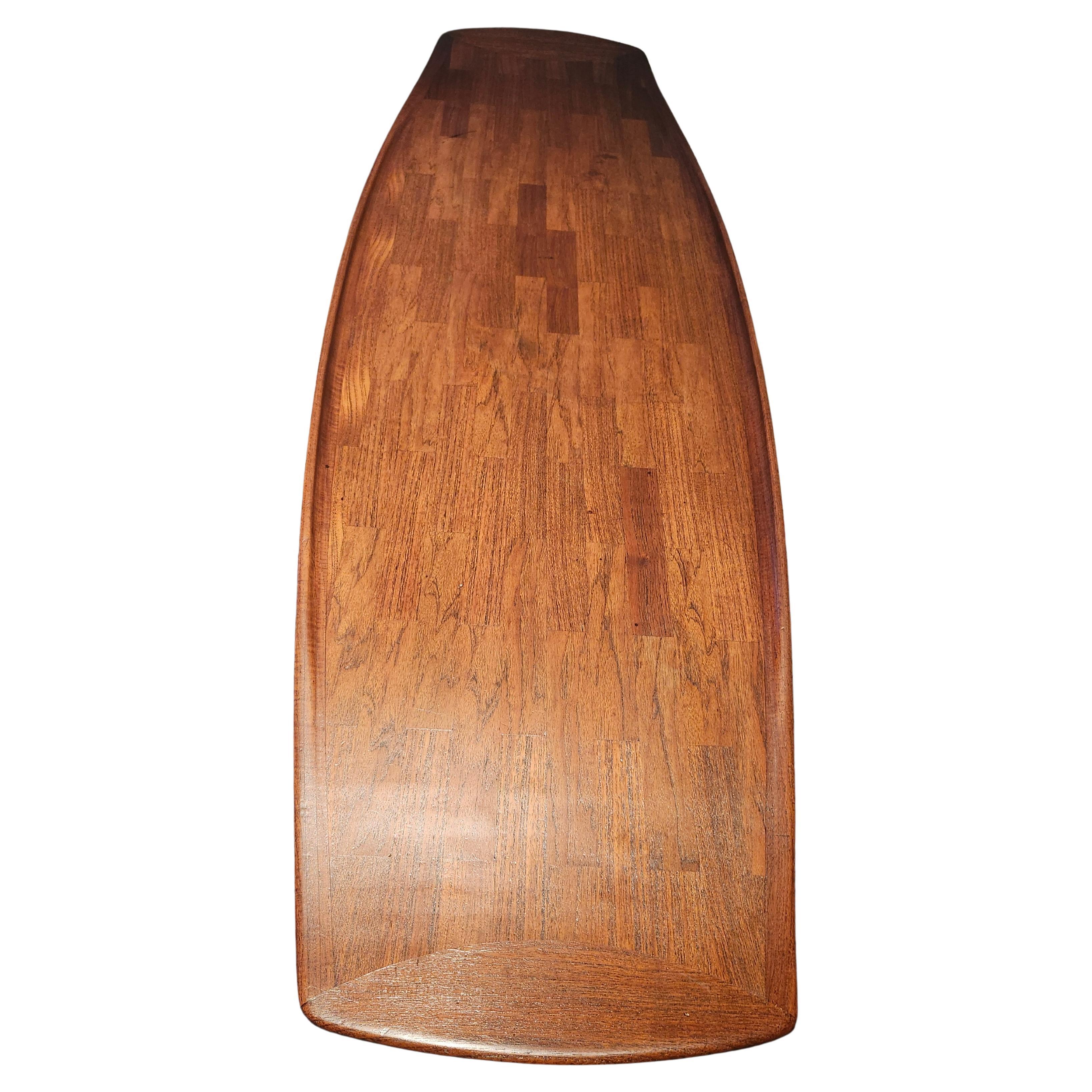 Erstaunlicher skandinavisch-moderner skulpturaler Cocktailtisch von Mogens im hohen Stil  Koch in Teak und Palisanderholz.  Abgespreizte Beine mit ausgestellten Enden und geschwungenen Seiten heben diesen schönen Tisch von anderen ab. Die