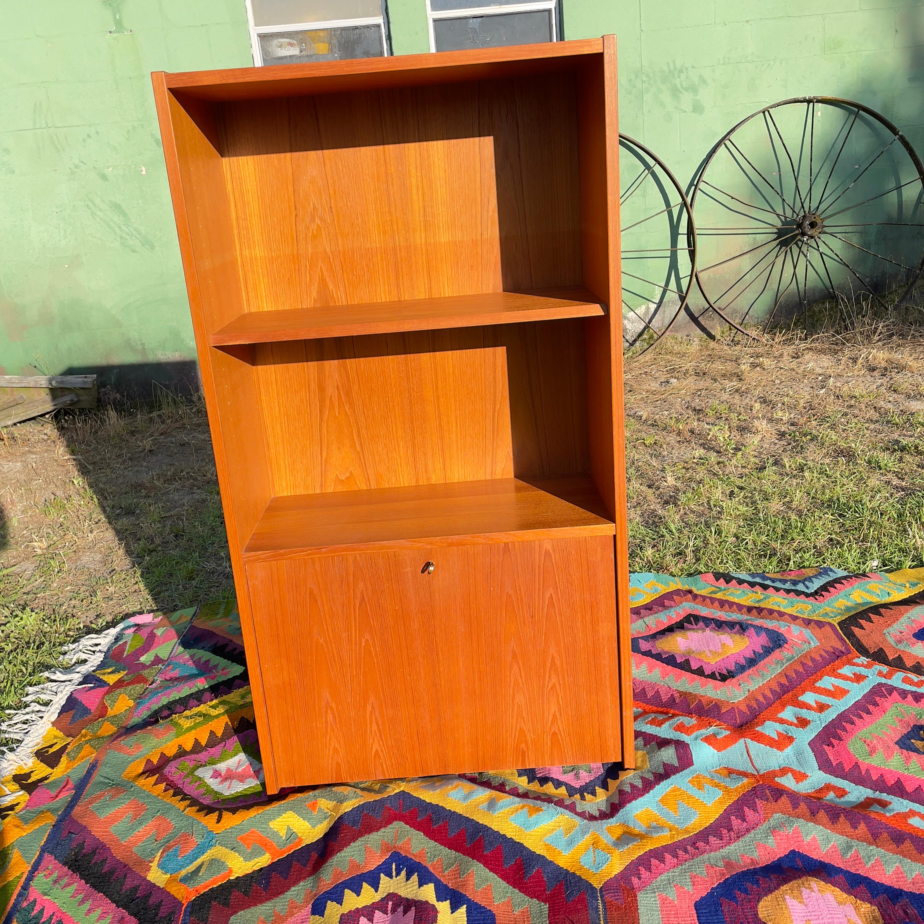 This listing is for the top portion only of a two piece set. There is no base. The base is a very ordinary teak cabinet, in the shape of a cube. Out of the two pieces, this piece is by far the cooler of the two. This desk/cabinet combo can also