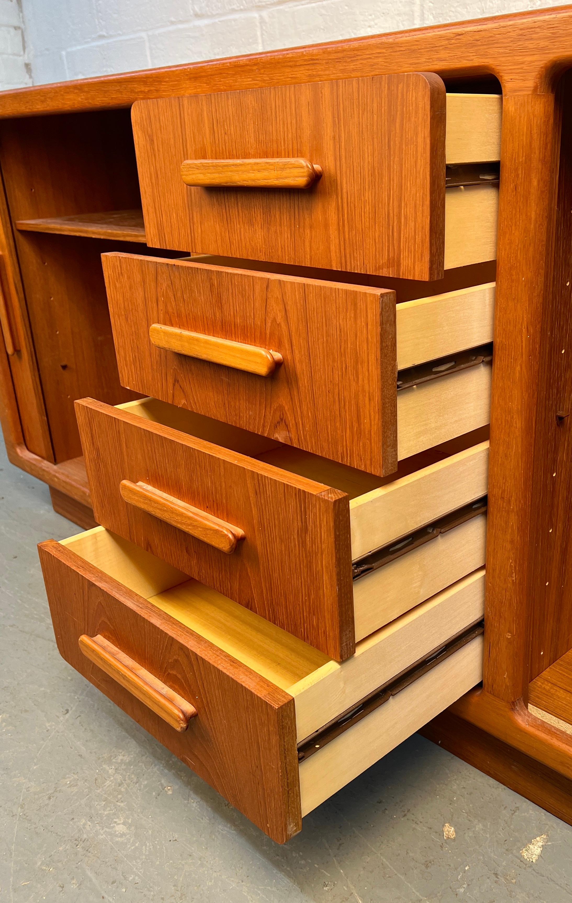 Server in teak danese moderno di metà secolo in vendita 3