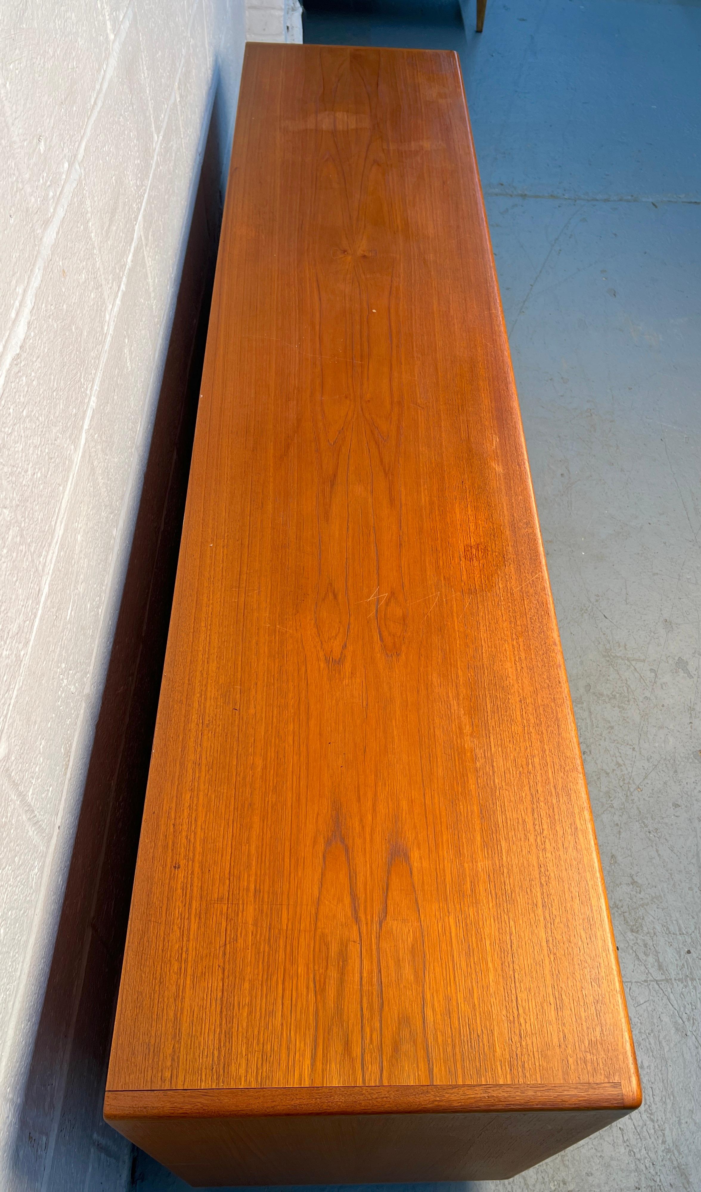 Server in teak danese moderno di metà secolo in vendita 4