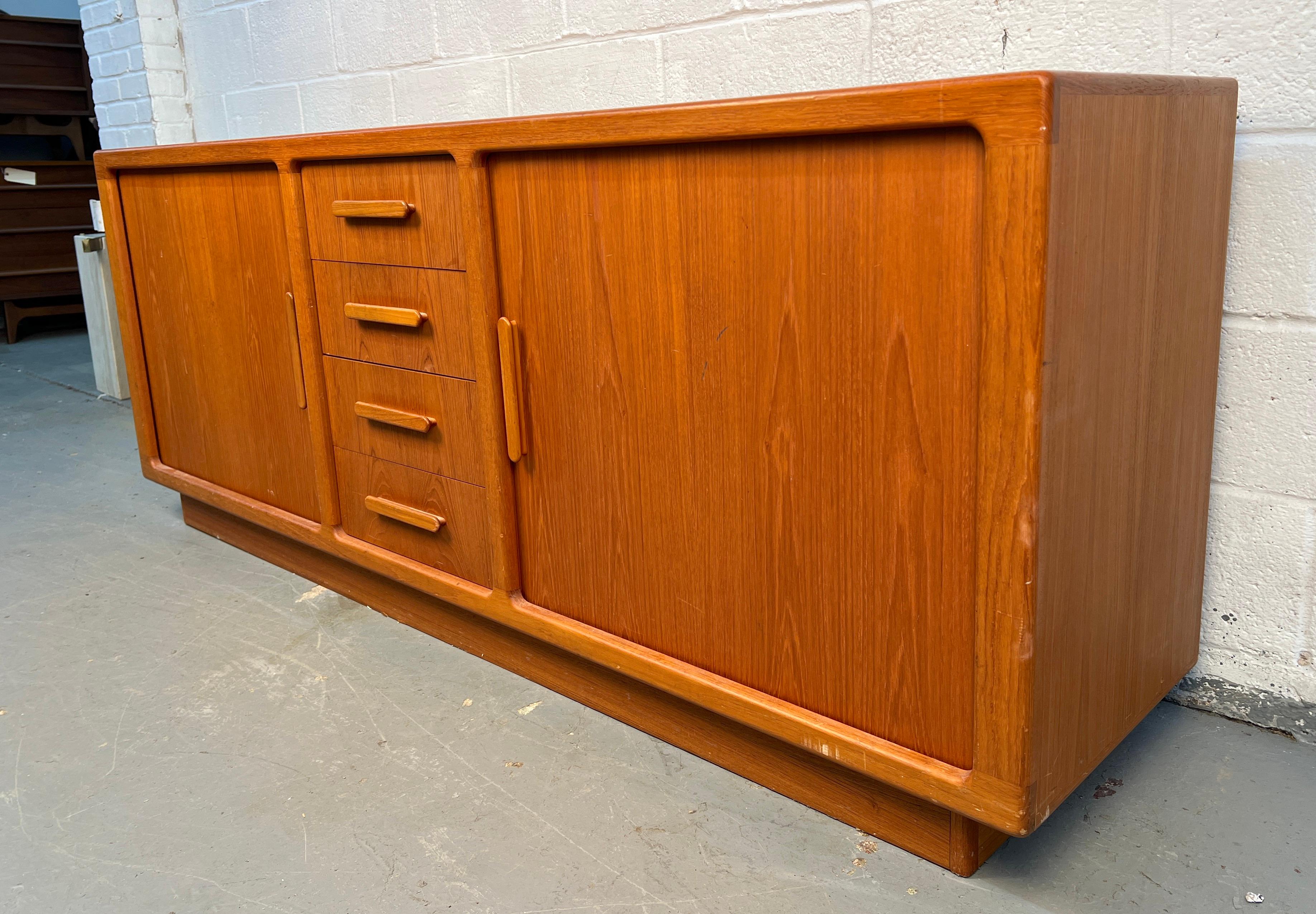 Mid-Century moderno Server in teak danese moderno di metà secolo in vendita