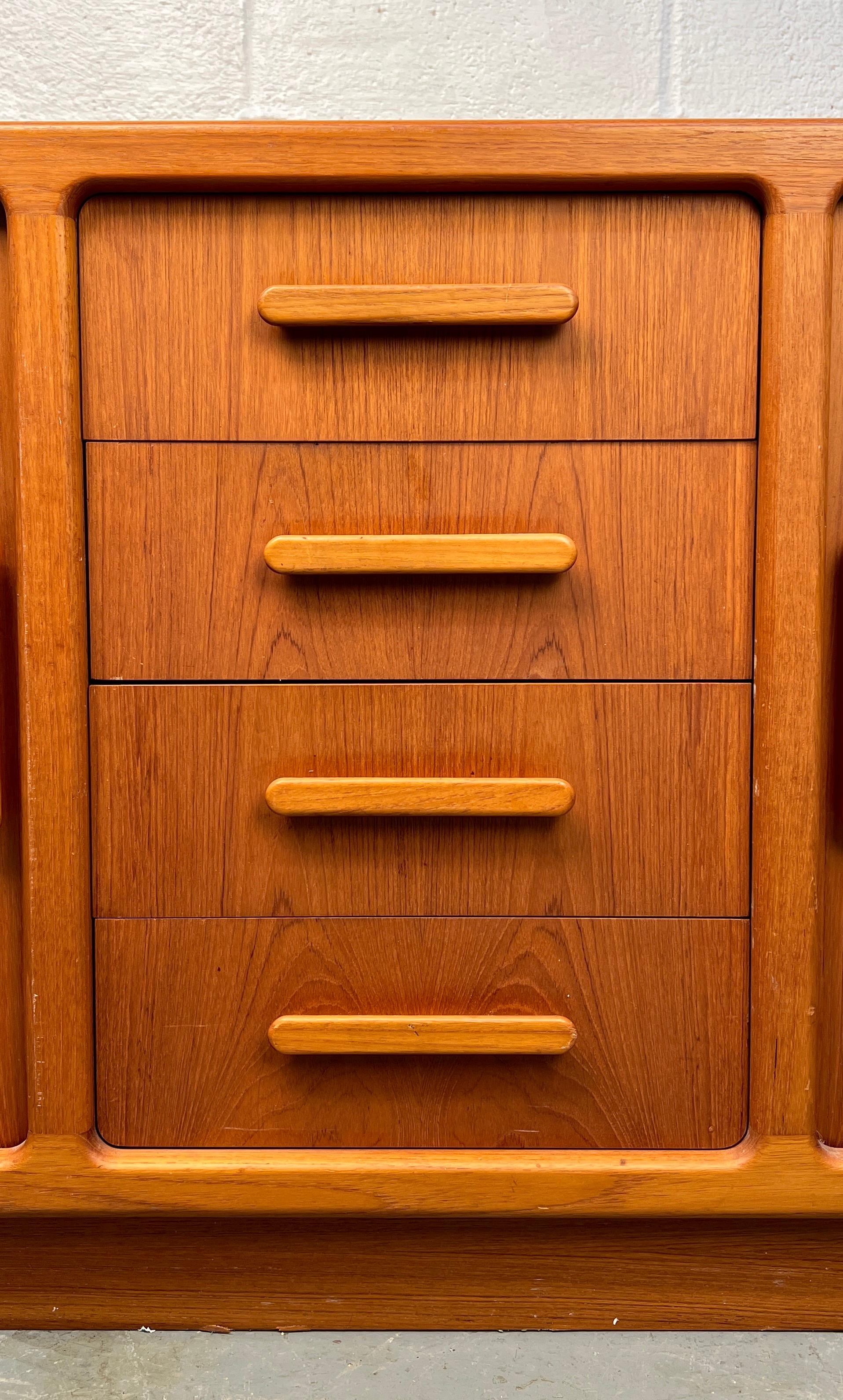 Server in teak danese moderno di metà secolo In condizioni buone in vendita a Brooklyn, NY