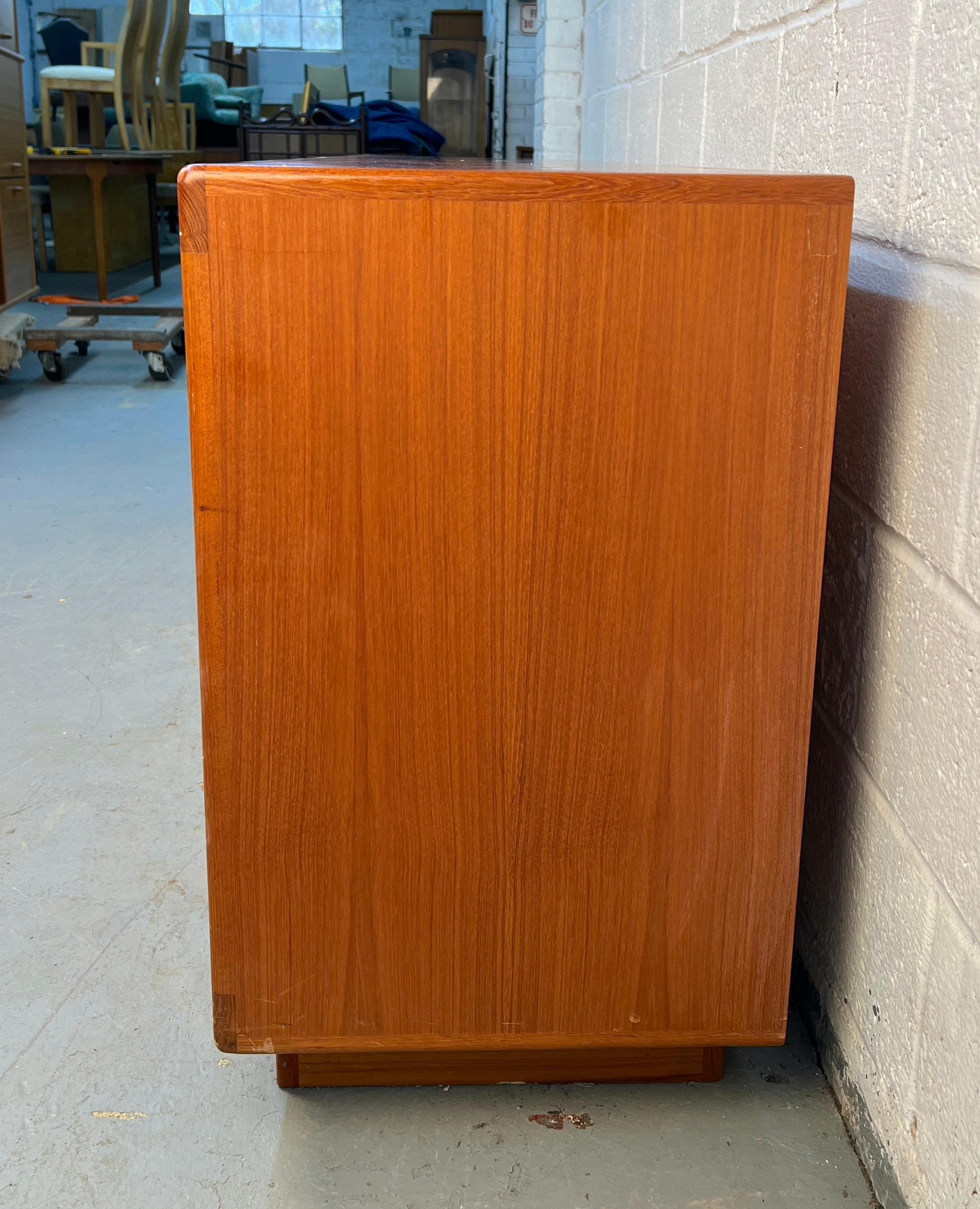 XX secolo Server in teak danese moderno di metà secolo in vendita