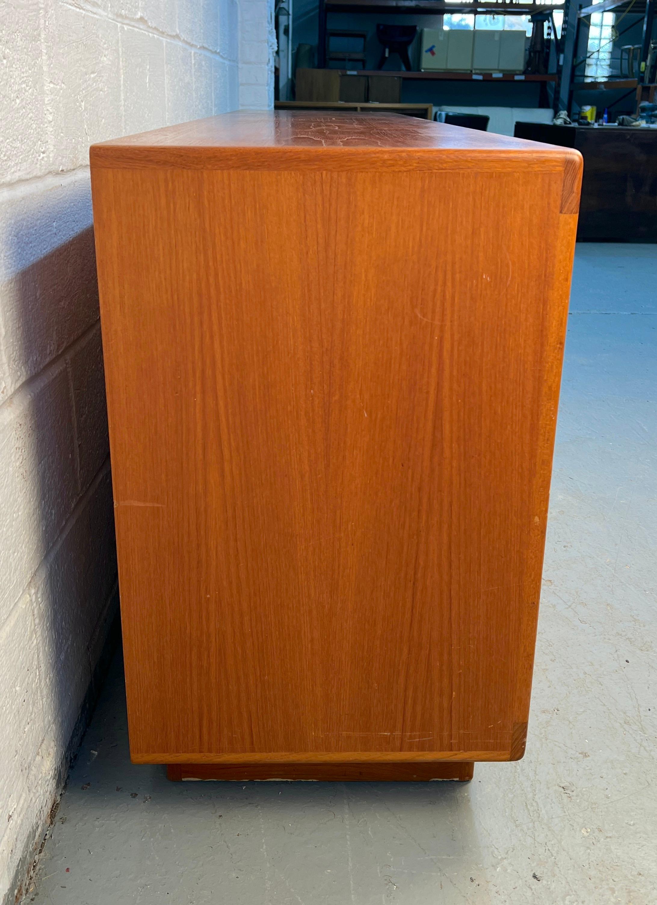 Teak Server in teak danese moderno di metà secolo in vendita