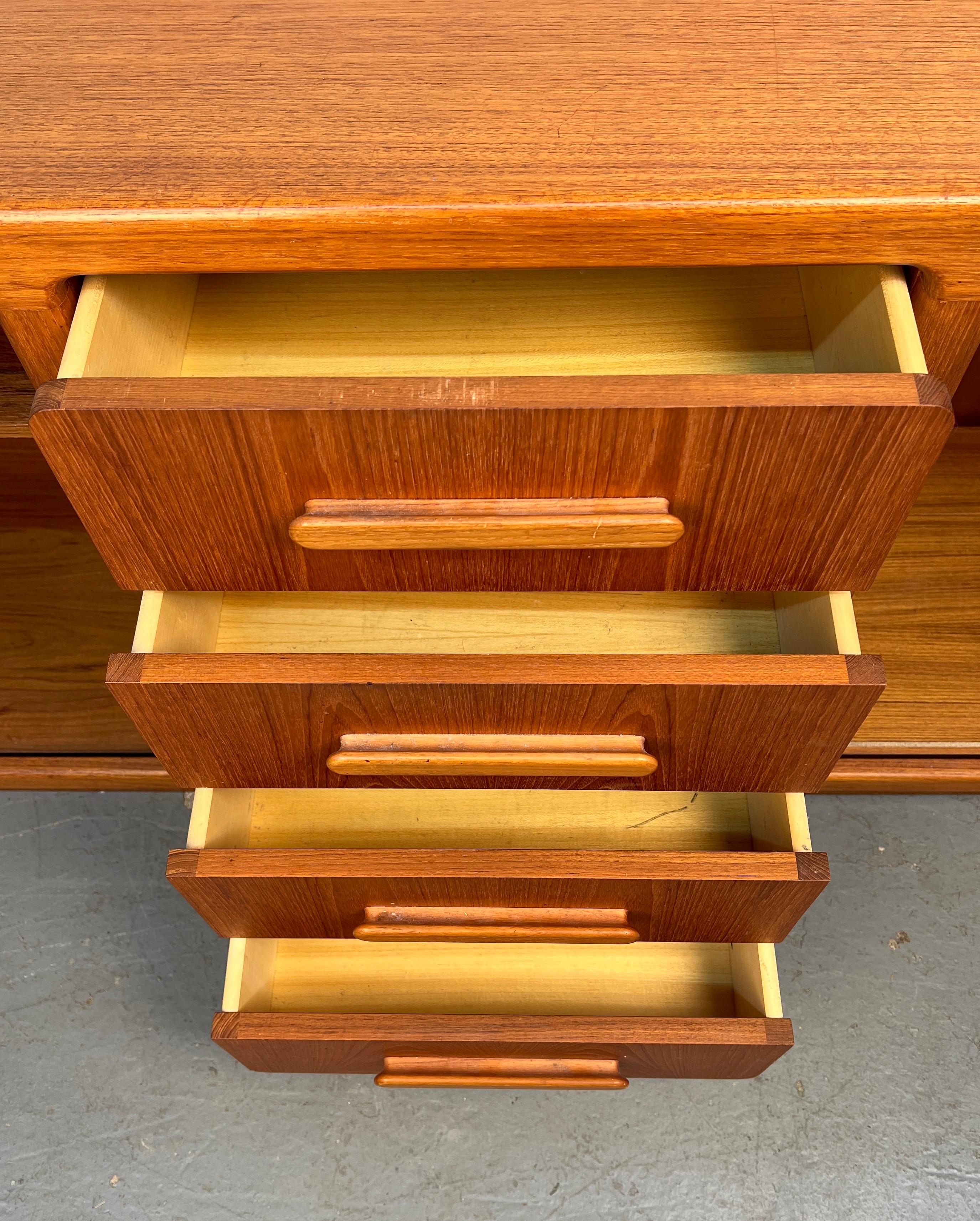 Server in teak danese moderno di metà secolo in vendita 2